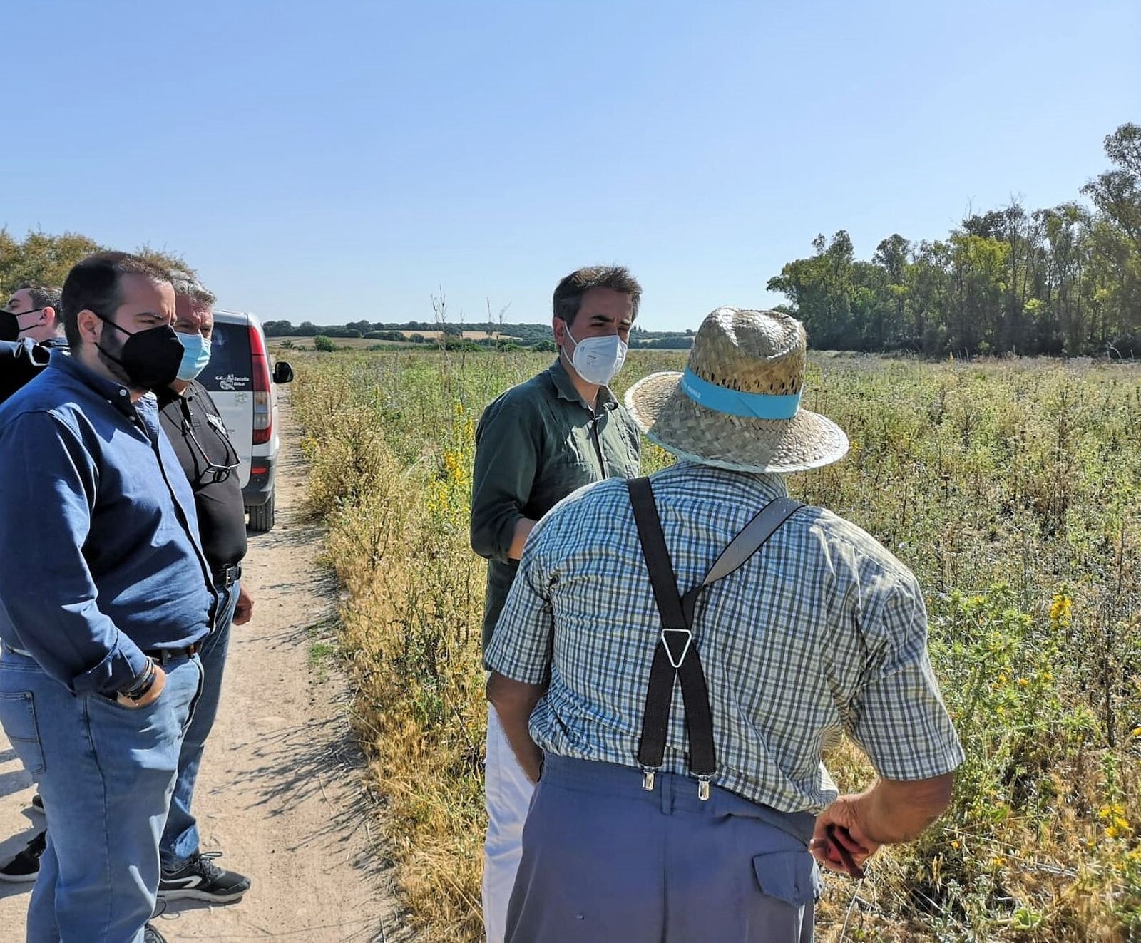 Antonio Saldaña con el alcalde de Estella y miembros de la plataforma contraria al crematorio.