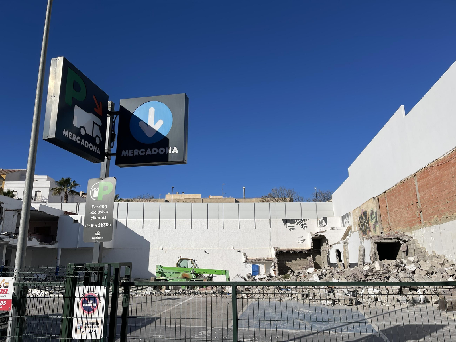 Las imágenes de la demolición del cine Tenis de Garrucha