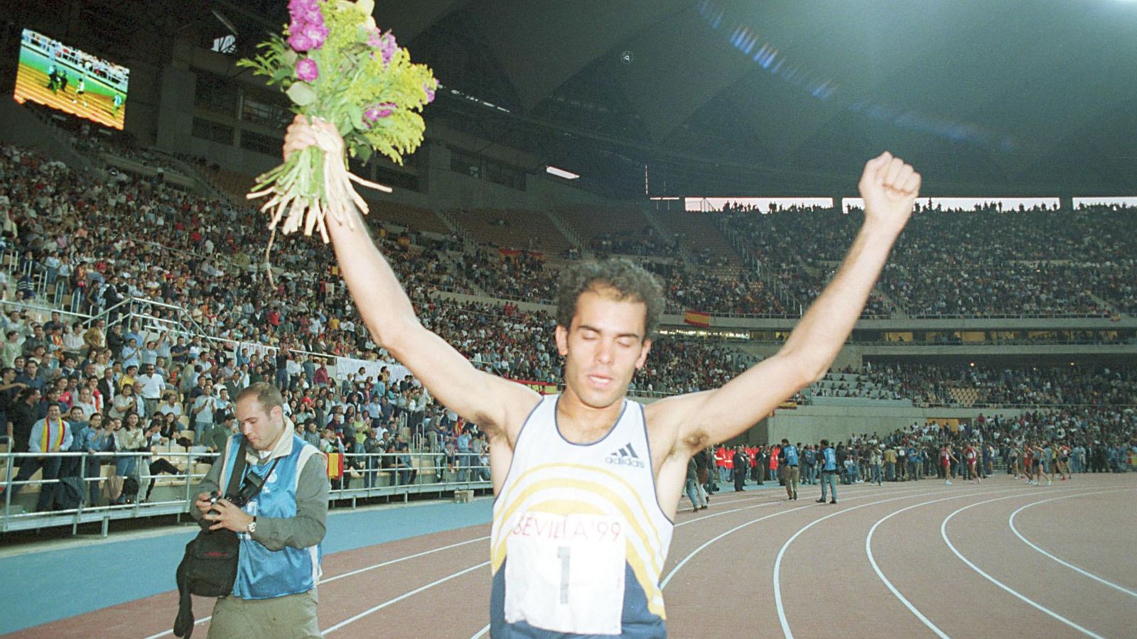 Paseo triunfal del atleta Reyes Estévez, en las pistas del estadio en 1999.