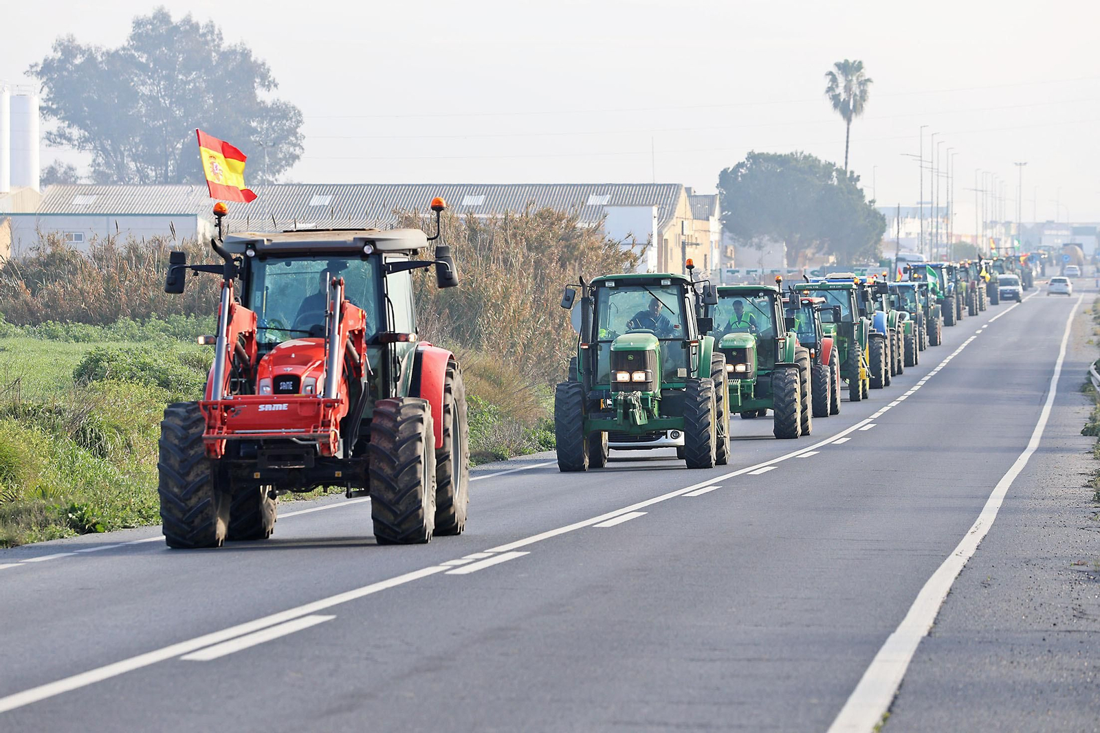 Las imágenes de la tractorada de los agricultores de Huelva este martes