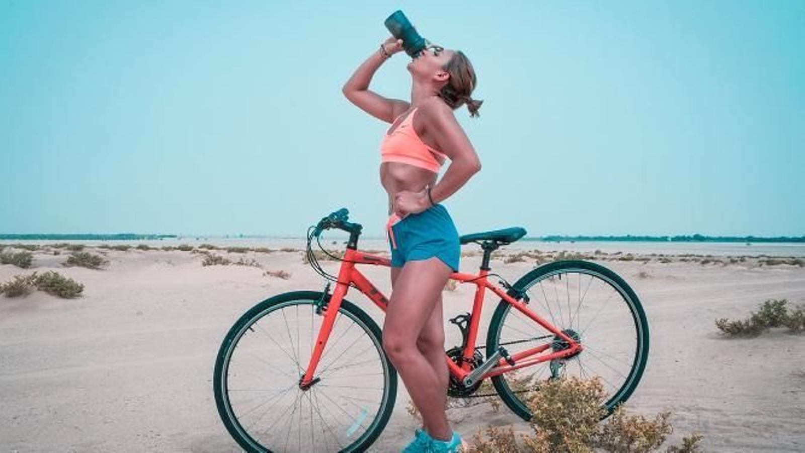 Agua o bebidas isotónicas: ¿cuál es la mejor opción para hidratarse?