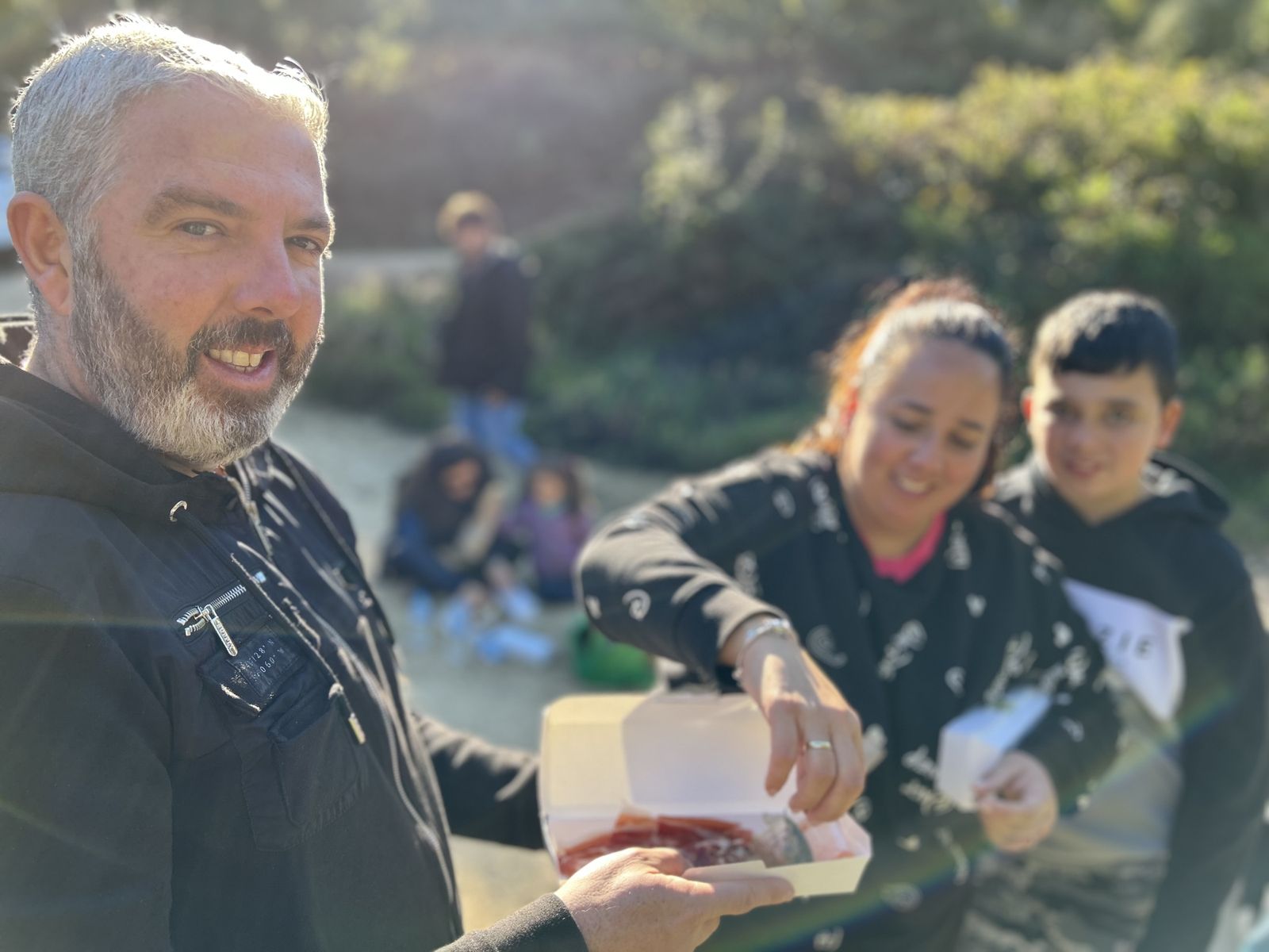 Jornada de reforestación en El Palancar por trabajadores de Acerinox, en imágenes