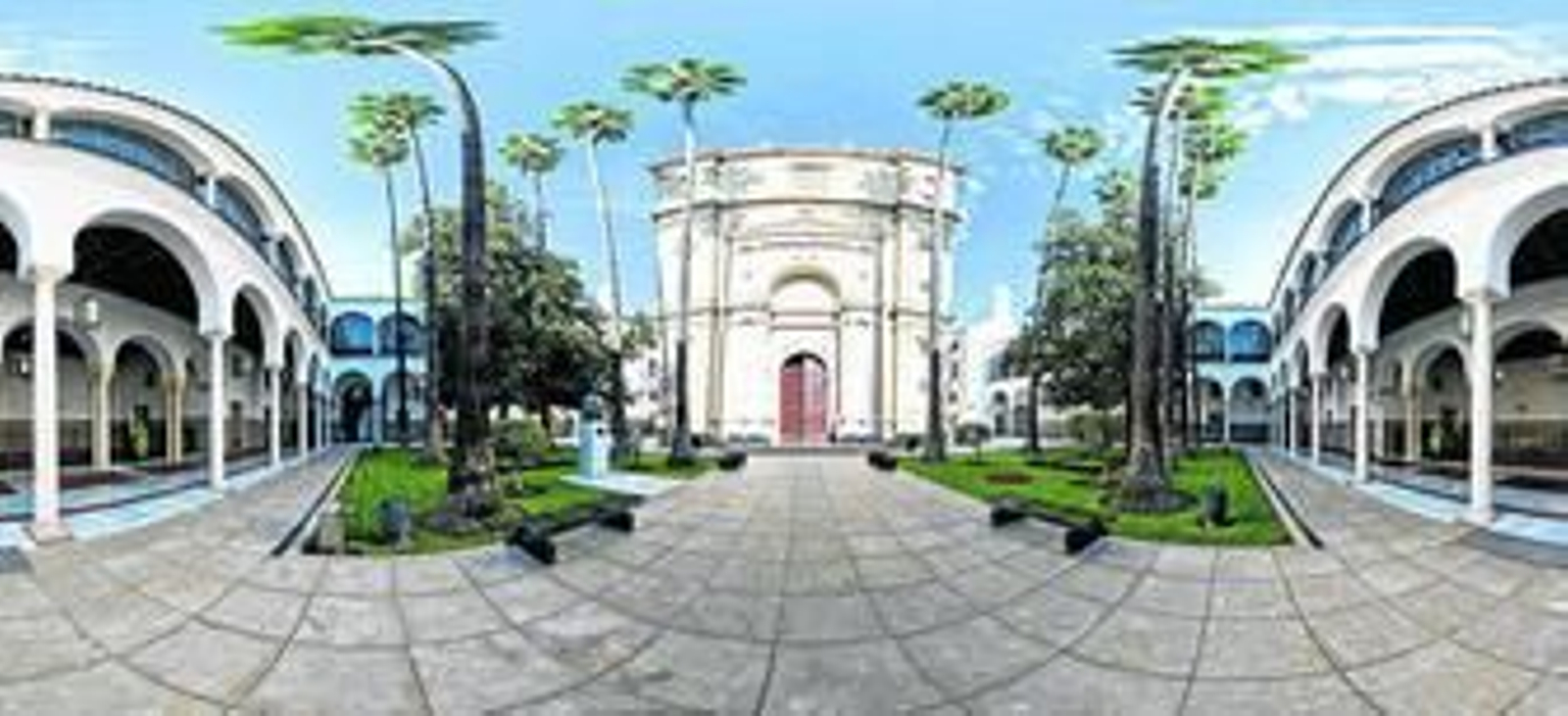 1. Imagen panorámica del patio del Parlamento de Andalucía y la entrada a la iglesia, actual salón de plenos, con las icónicas palmeras que sobresalen por la fachada de la calle Resolana. 2. Salvador Olivares, el creador y fotógrafo de Sevilla en 360º, posa en los jardines delanteros del edificio del antiguo Hospital de las Cinco Llagas.