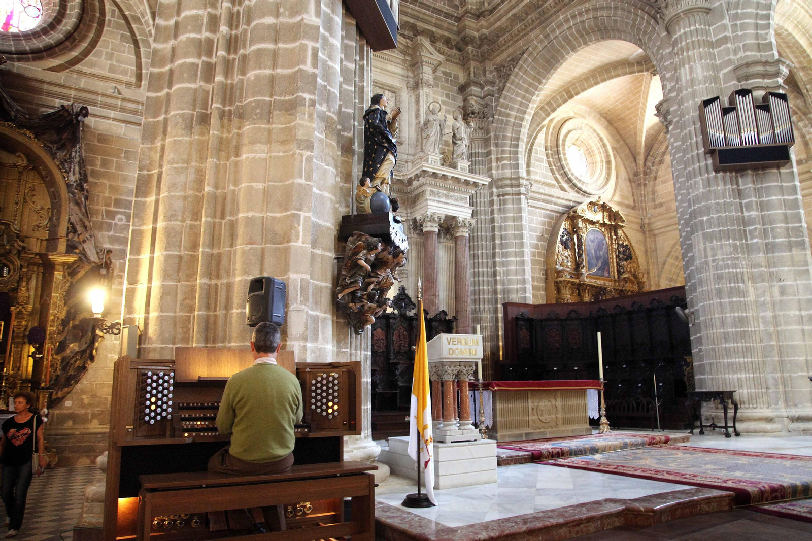 Ángel Hortas interpreta algunas piezas en el órgano de la Catedral. Ángel Hortas interpreta algunas piezas en el órgano de la Catedral.
