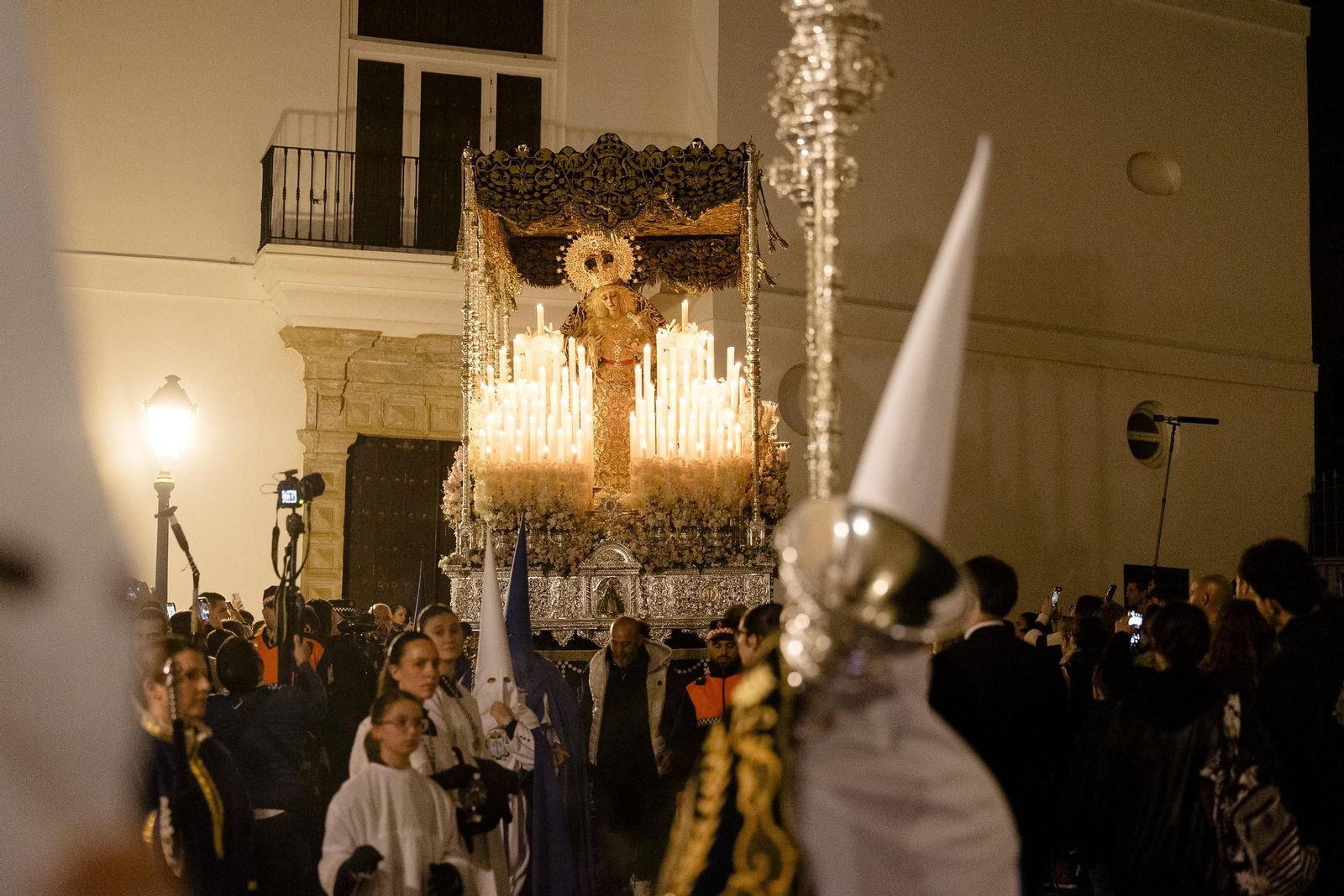 Imágenes de la salida del Perdón en la Semana Santa de Cádiz 2025