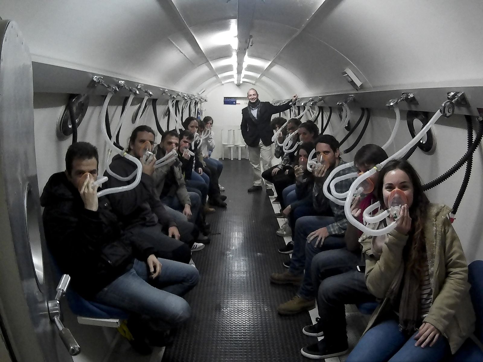 Los alumnos en la cámara hiperbárica.