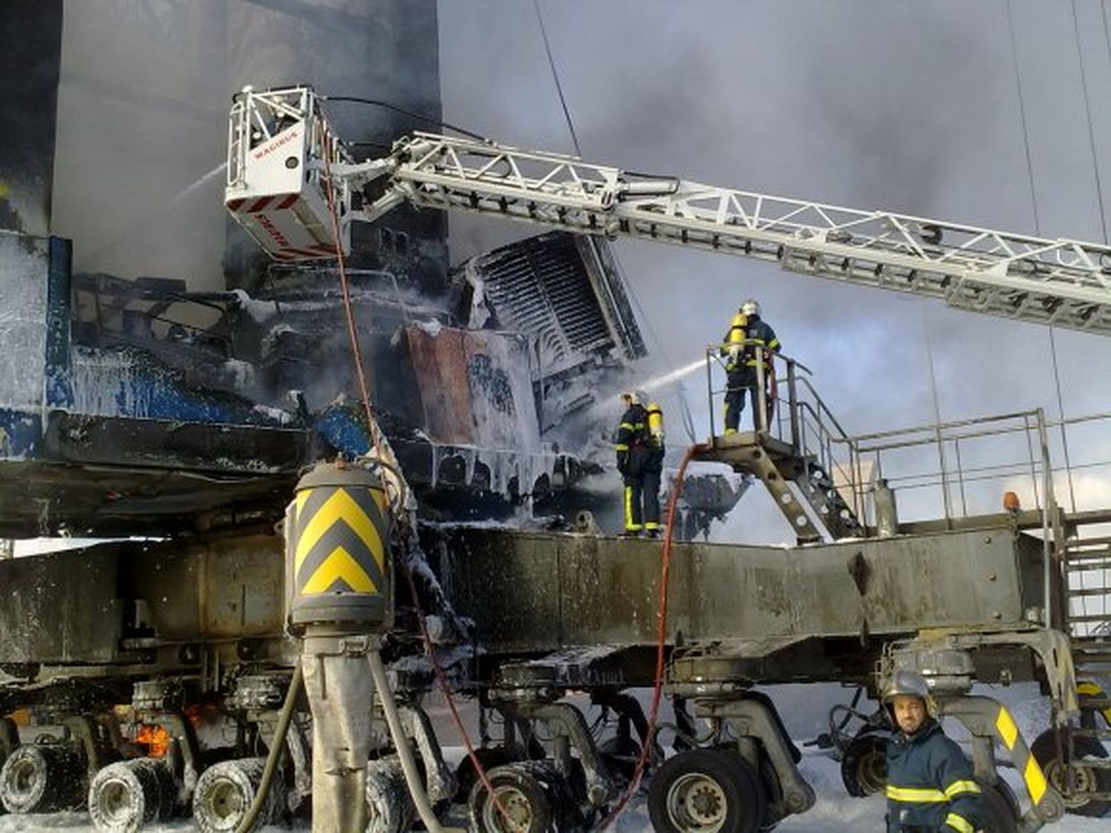 Espectaculares imágenes con la actuación de Bomberos en la Cabezuela, donde resultó herido un trabajador.

Foto: Fotos cedidas por Bomberos