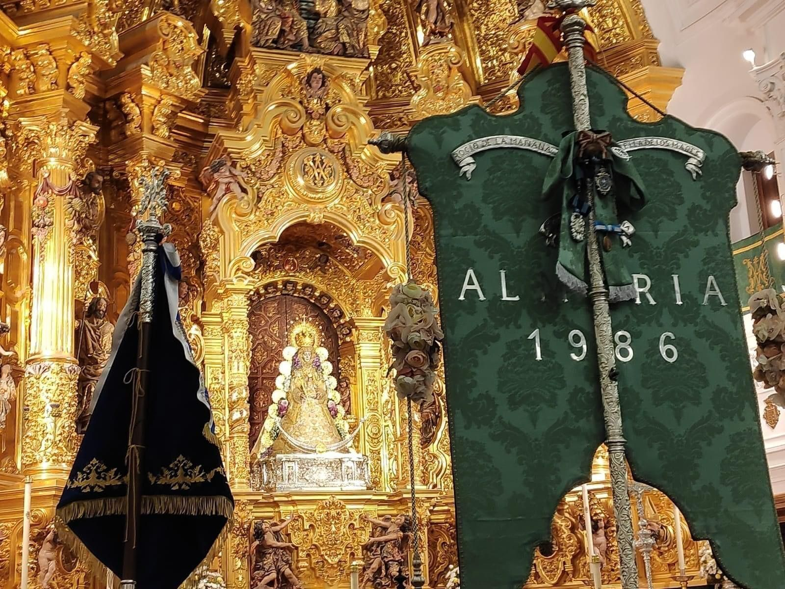 El simpecado, ante la Virgen del Rocío.
