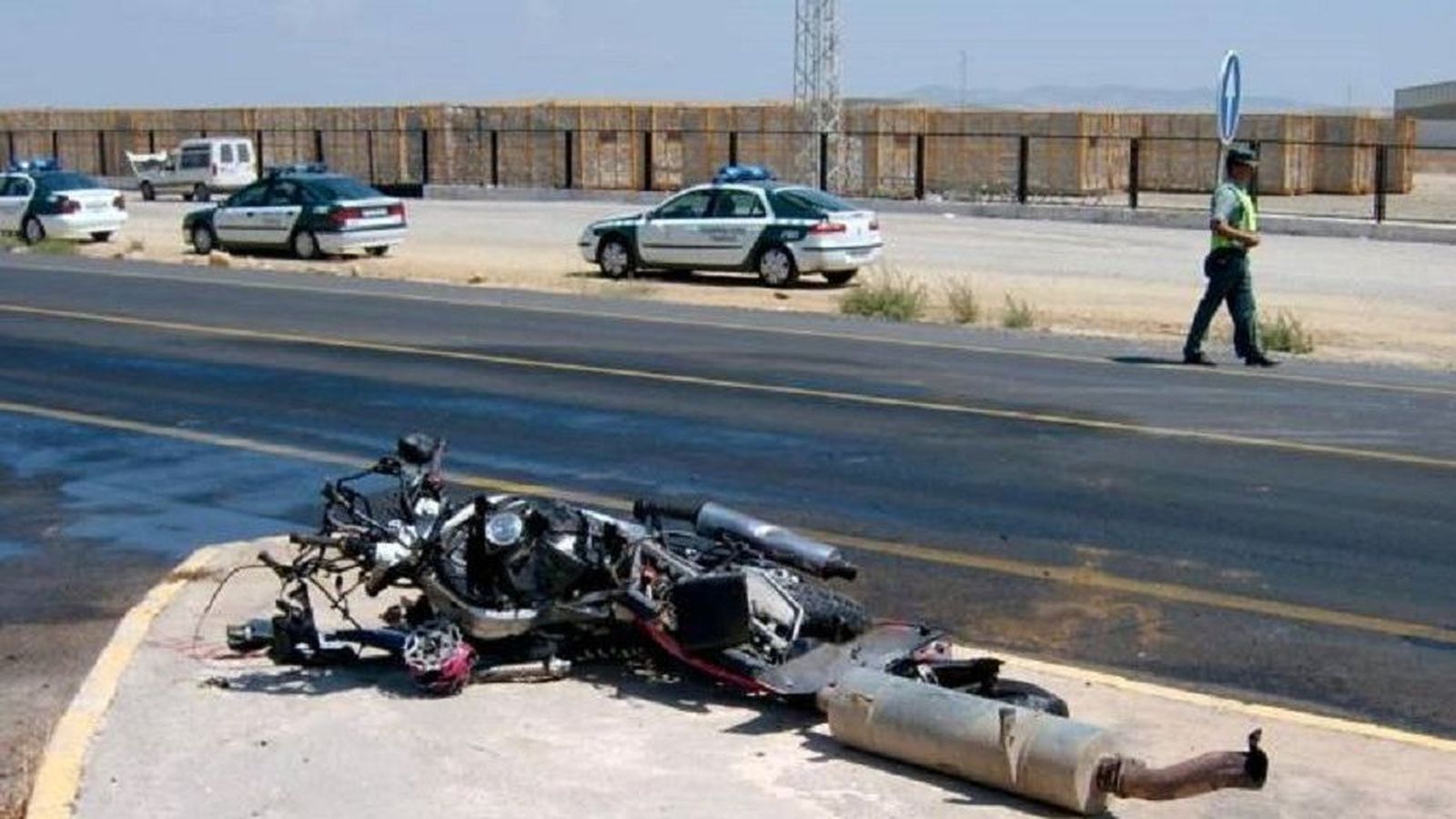 Restos de una moto accidentada en una imagen de archivo.