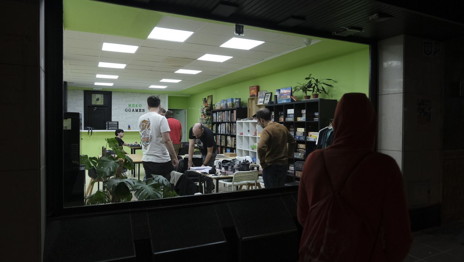 Un transeúnte sueña con jugar mientras mira desde el otro lado del cristal.