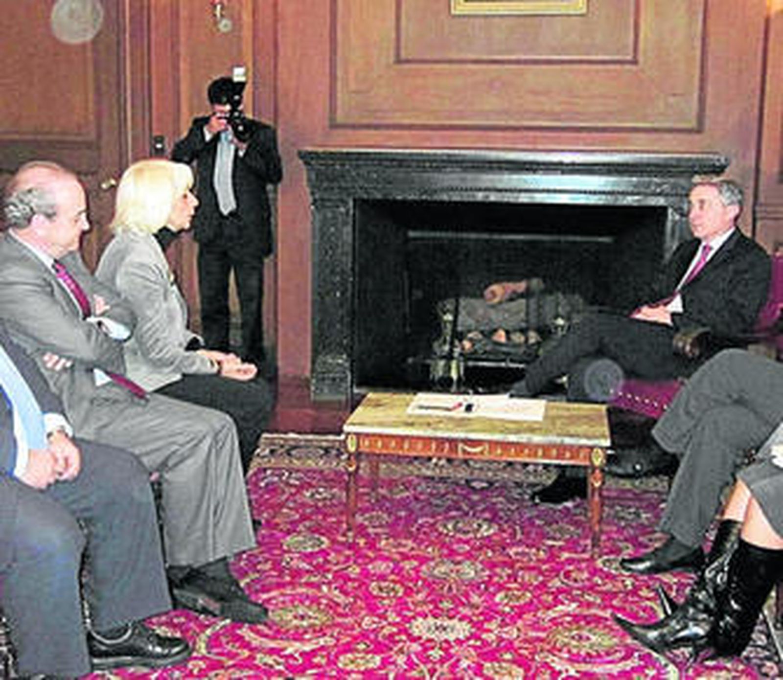 La alcaldesa de Cádiz conversa con el presidente de Colombia, Álvaro Uribe.