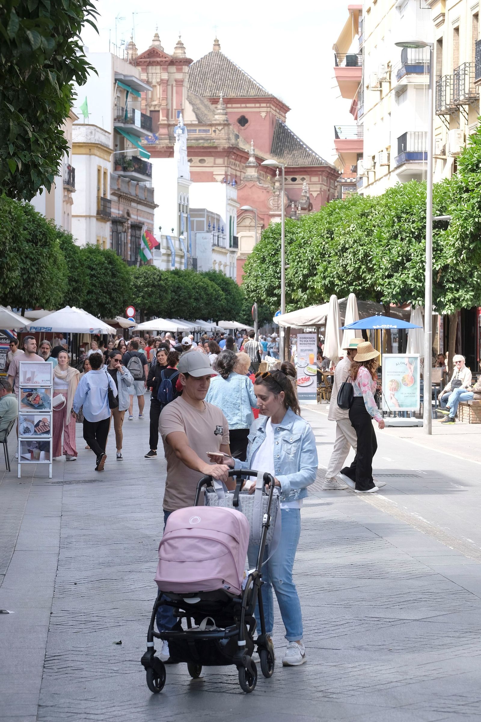 Una pareja pasea por la calle San Jacinto.