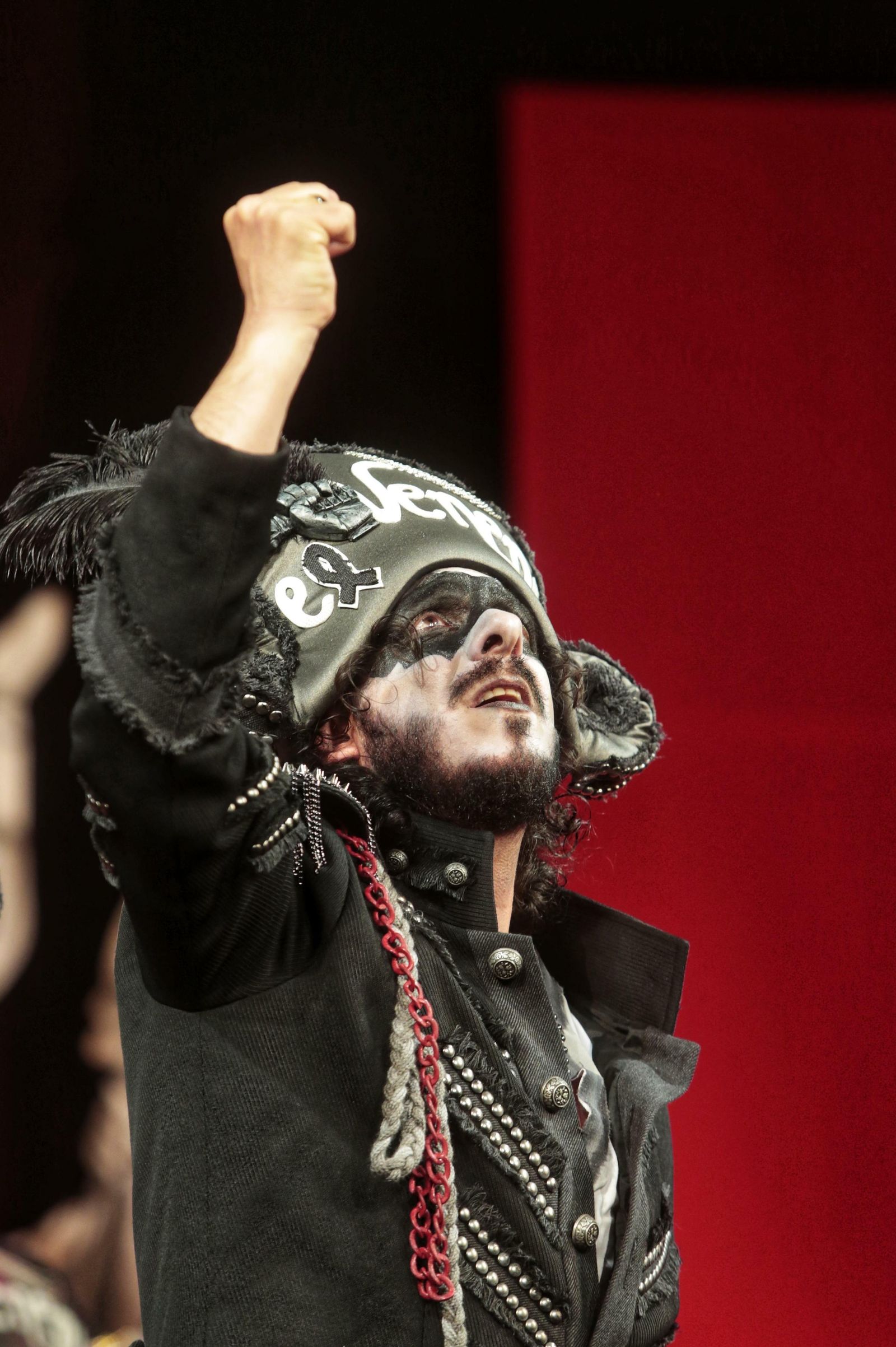 Javi Bohórquez durante la actuación de la Banda del Capitán Veneno en la final