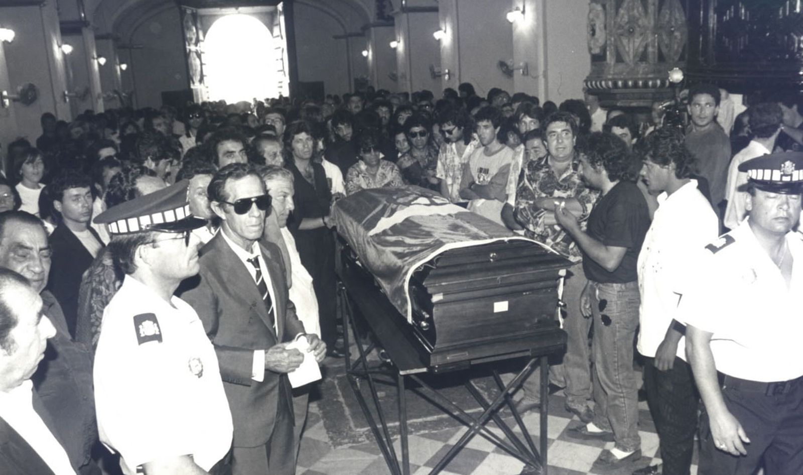 1992 hace 25 añosCamarón recibe sepultura en el cementerio de la Isla