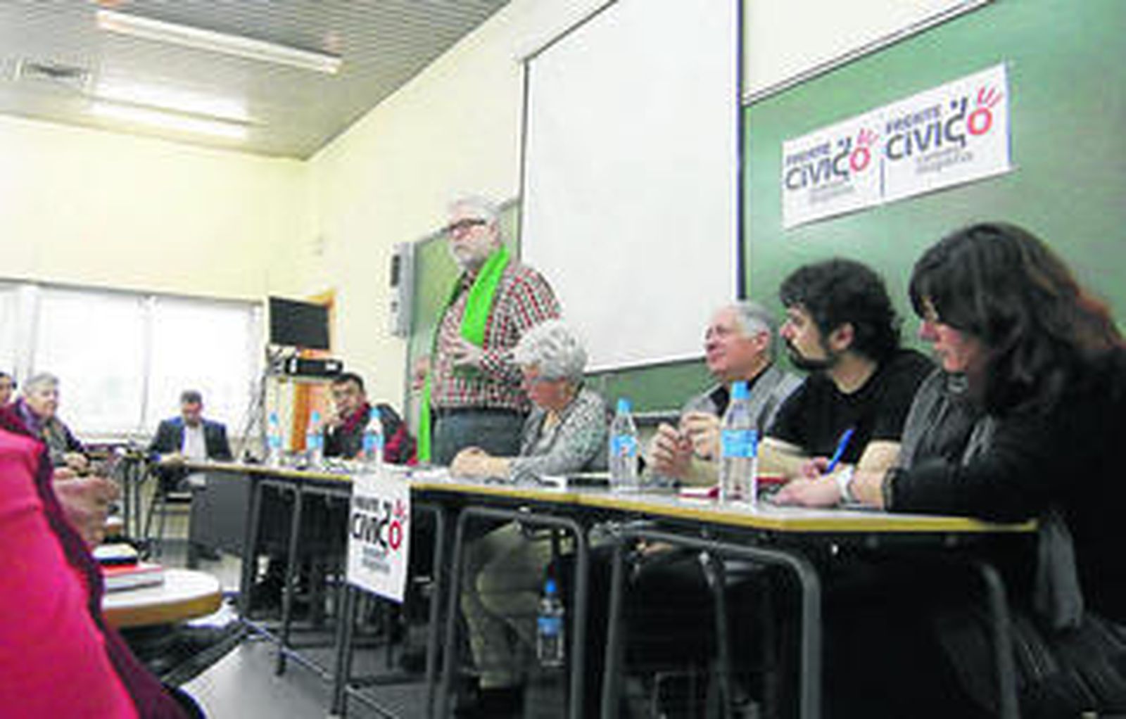 Manuel Monereo interviene en un acto del Frente Cívico en Córdoba con Juan Carlos Monedero a su derecha.
