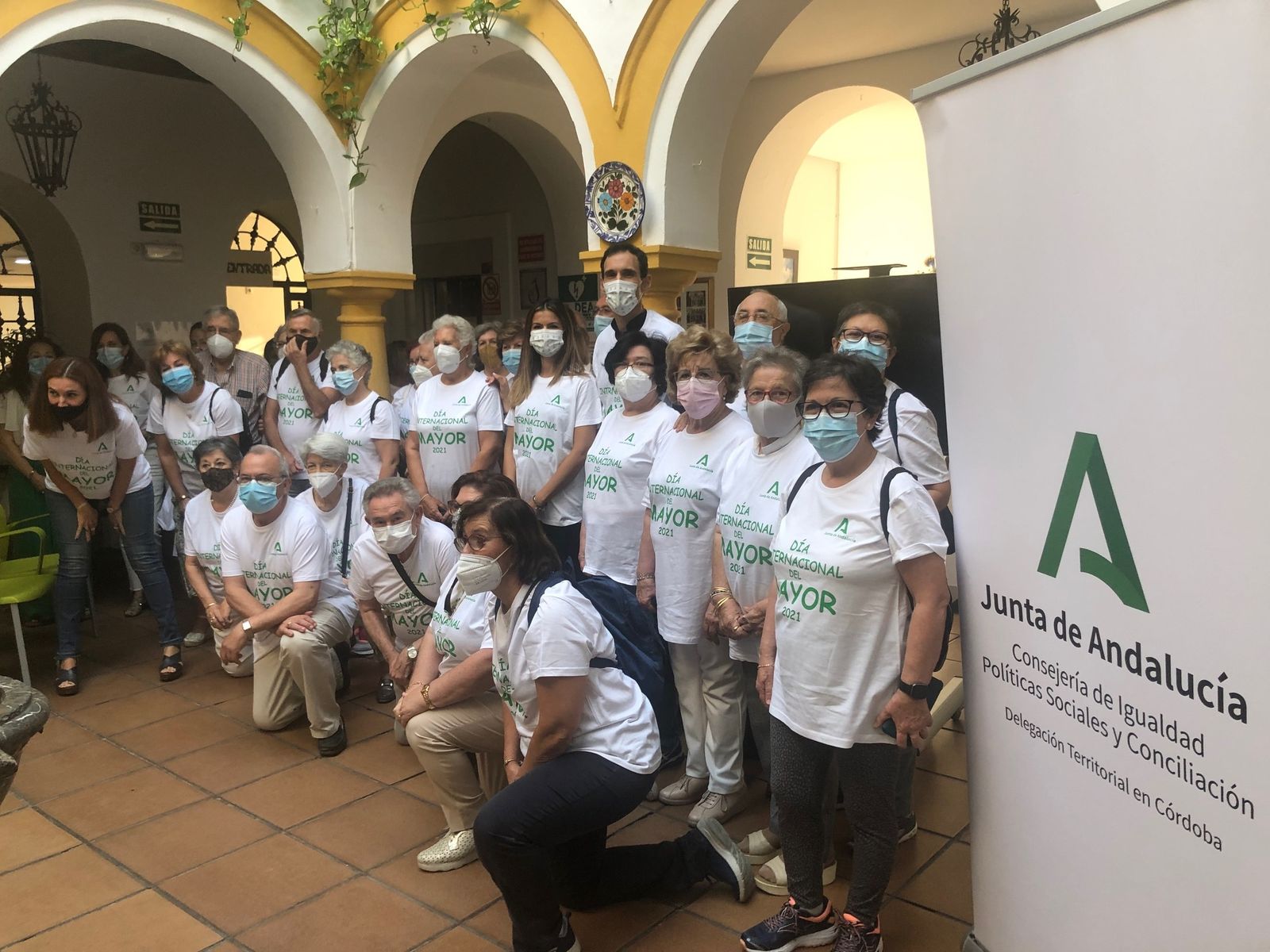 Antonio López con personas mayores y personal del Centro de Participación Activa Córdoba I.