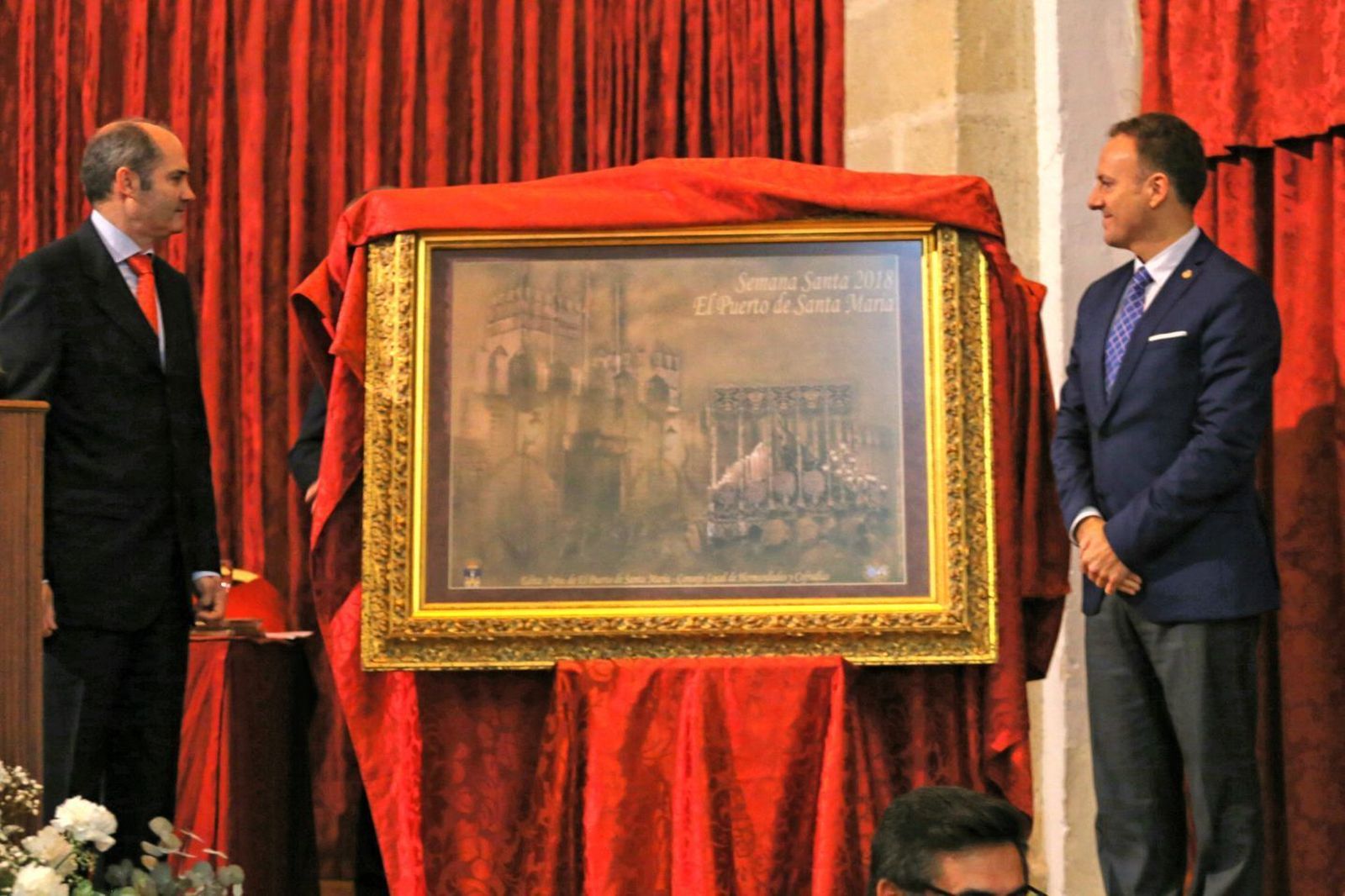 El autor del cartel, a la izquierda, y el alcalde portuense, a la derecha, contemplan la obra anunciadora de la Semana Santa 2018.