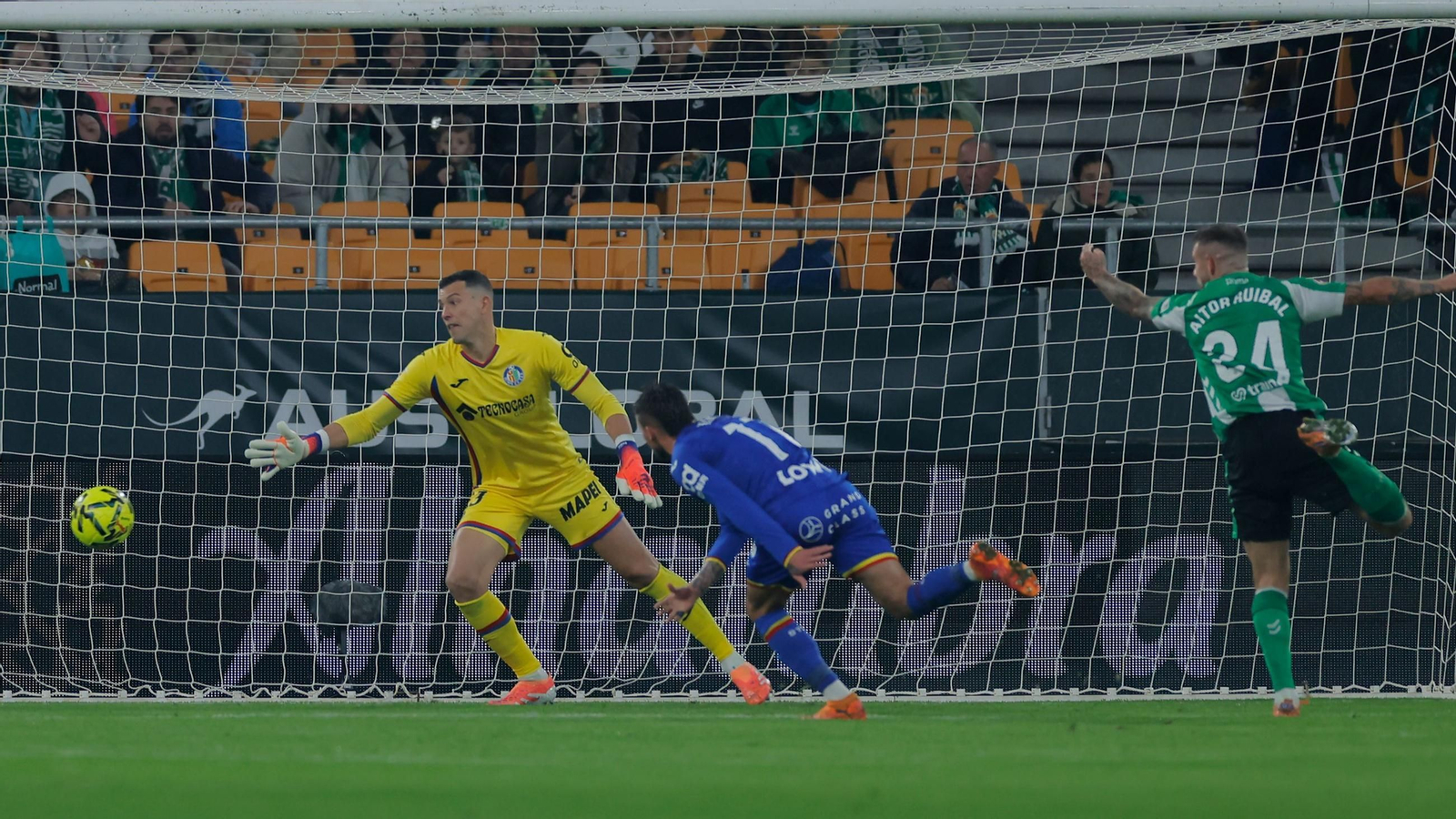 Ruibal remata en la acción de su gol.