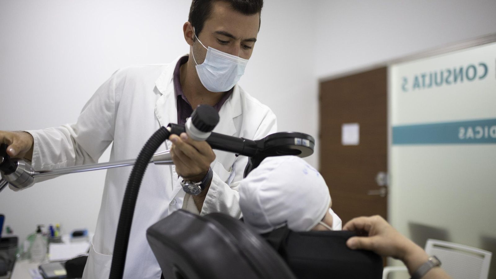 Álvaro Moleón junto a I. F. en la Clínica del Carmen.