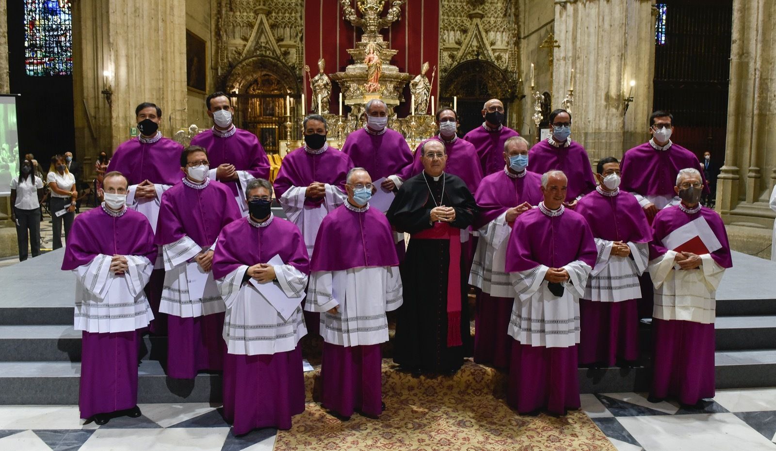 Los trece nuevos canónigos de la Catedral de Sevilla toman posesión.