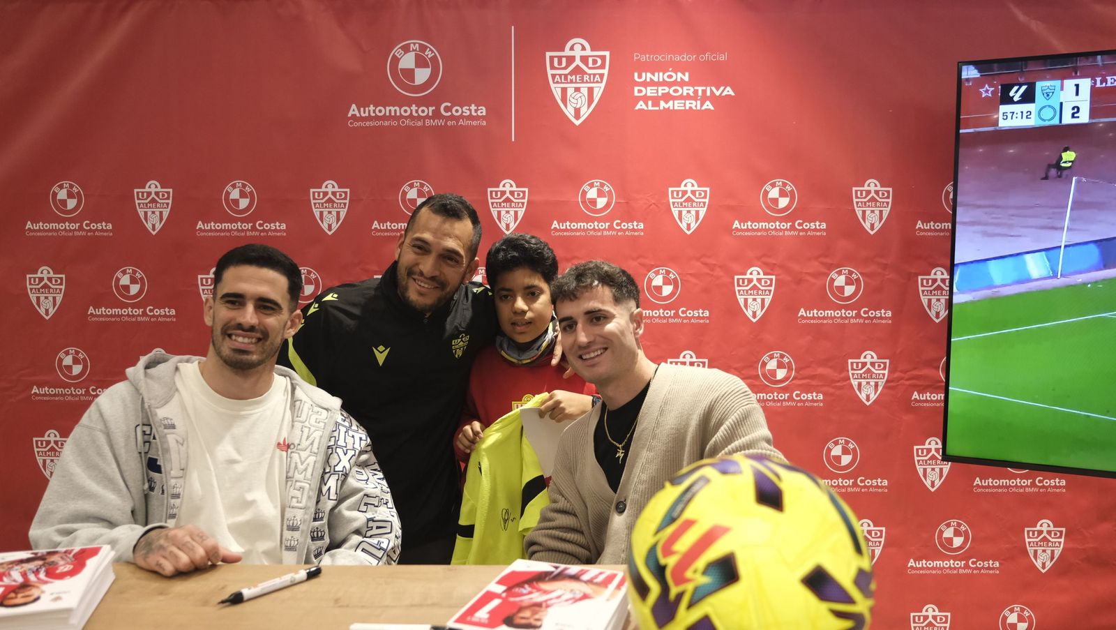 Jon Mocillo y Miguel de la Fuente firman autógrafos en Automotor Costa BMW