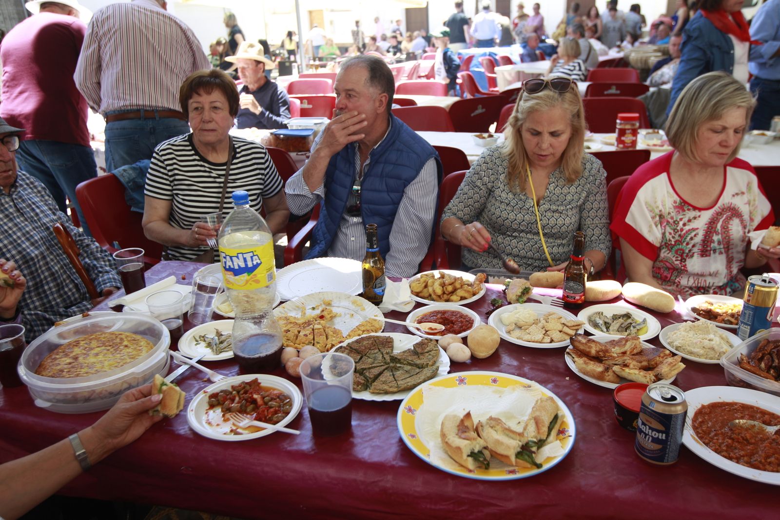 Imágenes de las Fiestas de Abrucena: concurso de mostos, encierro infantil y migas populares