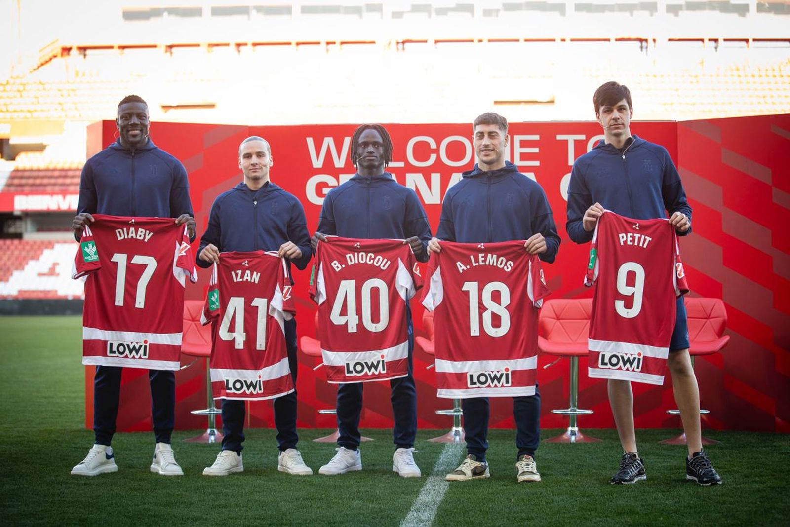 Los nuevos fichajes posando con sus camisetas