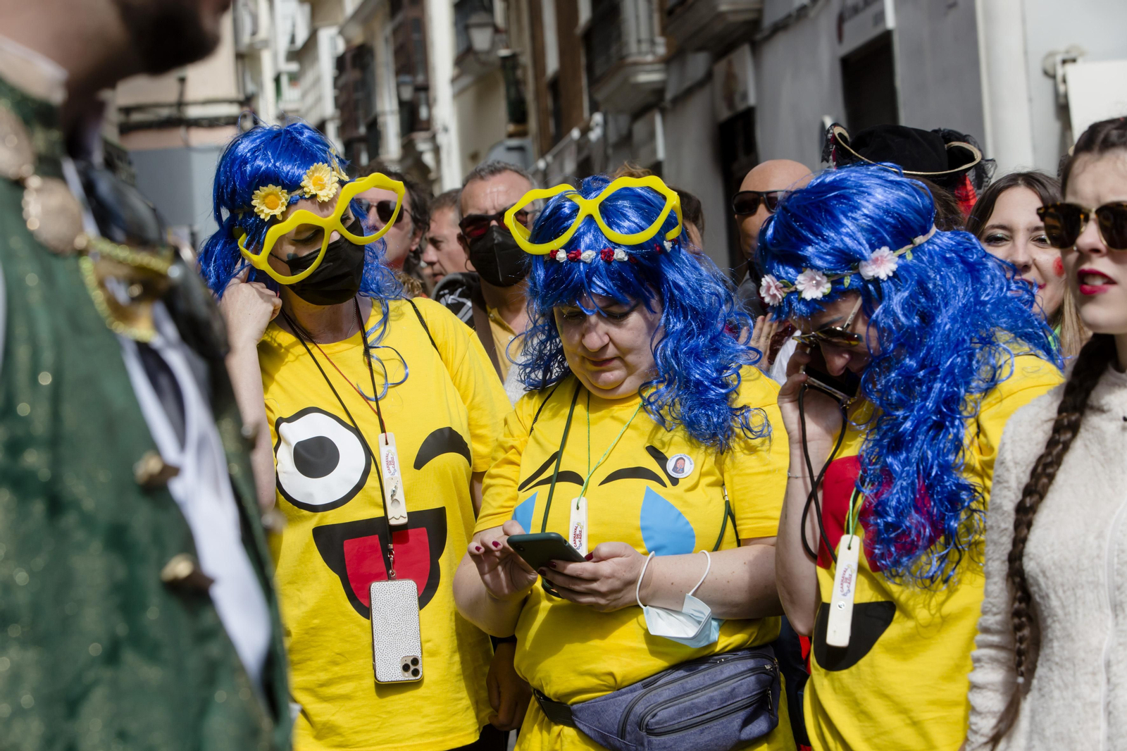 Tres turistas disfrazadas el pasado Lunes de Carnaval en las calles gaditanas.