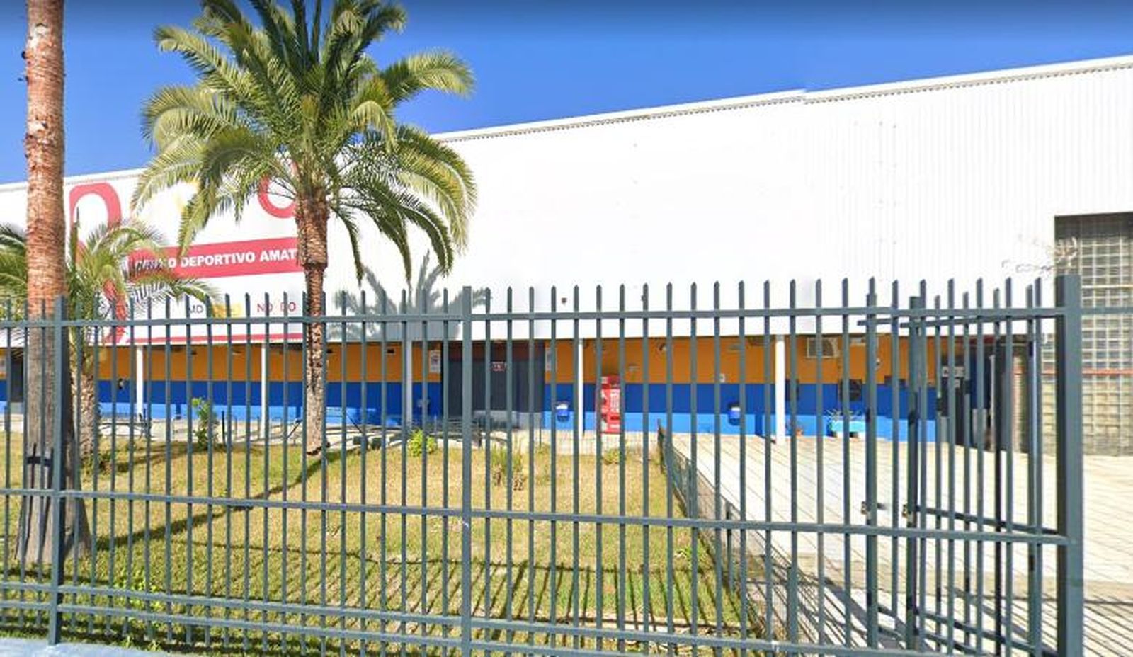 La fachada del pabellón deportivo municipal de Amate.