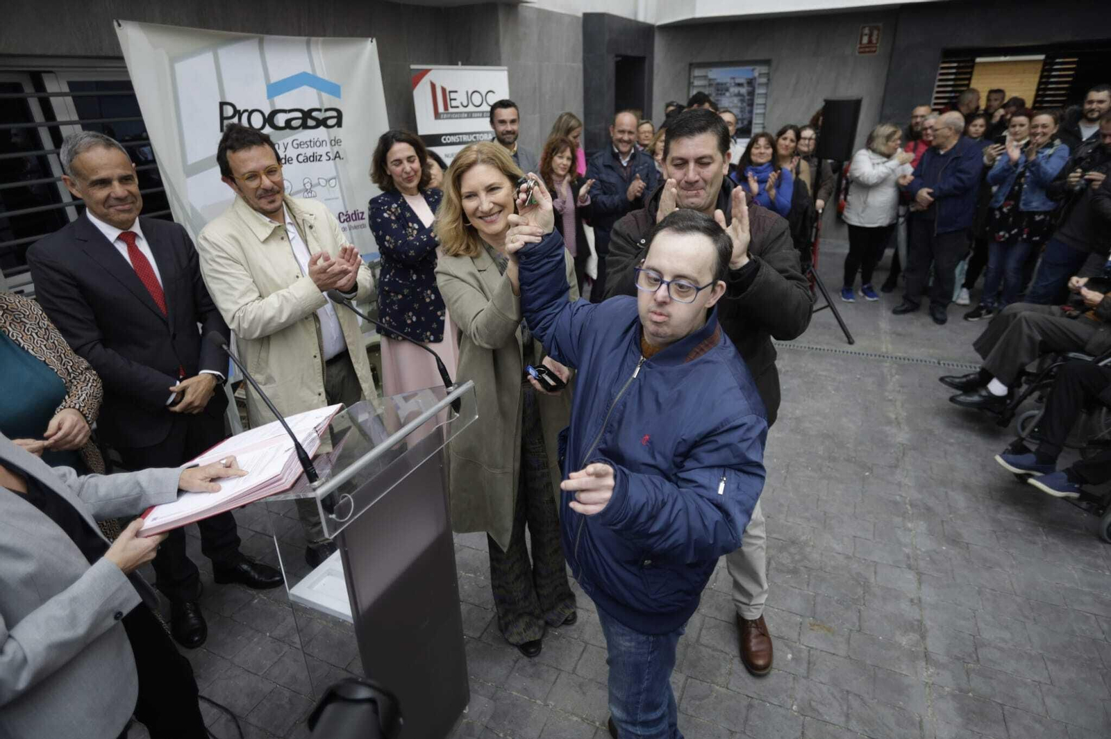 Emoción en la entrega de llaves de las casas de Doctor Marañón en Cádiz