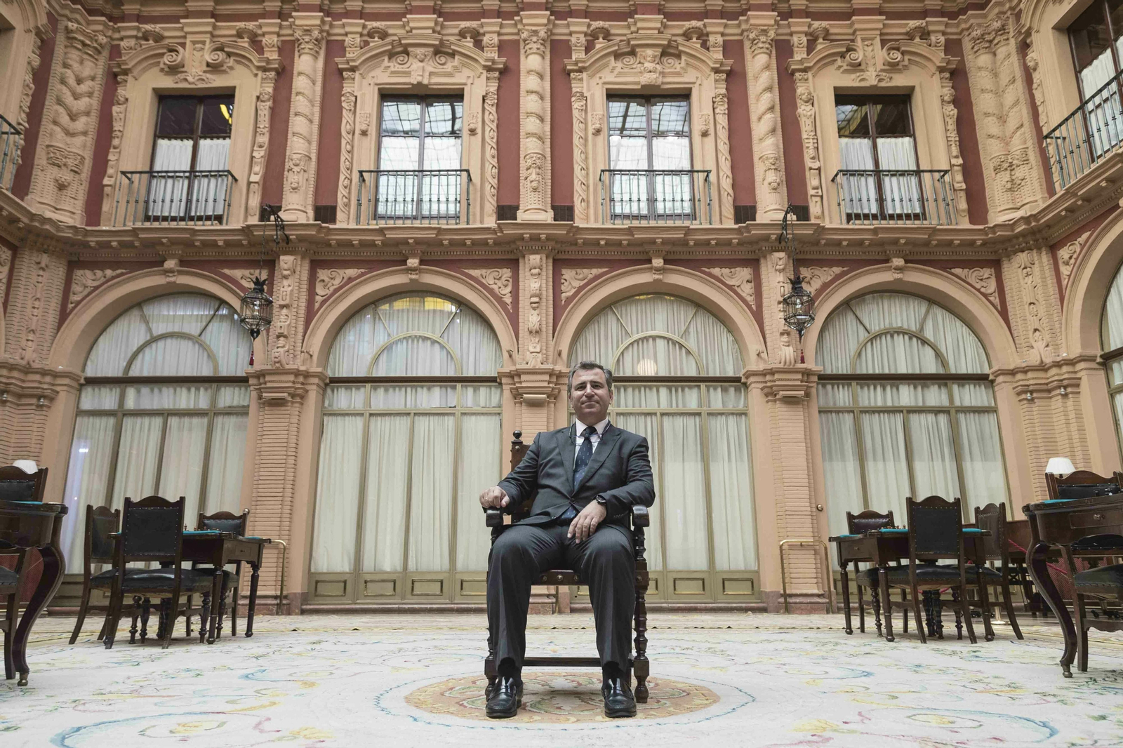 Benito Mateos-Nevado en el patio central del Círculo de Labradores, ubicado en la calle Pedro Caravaca.