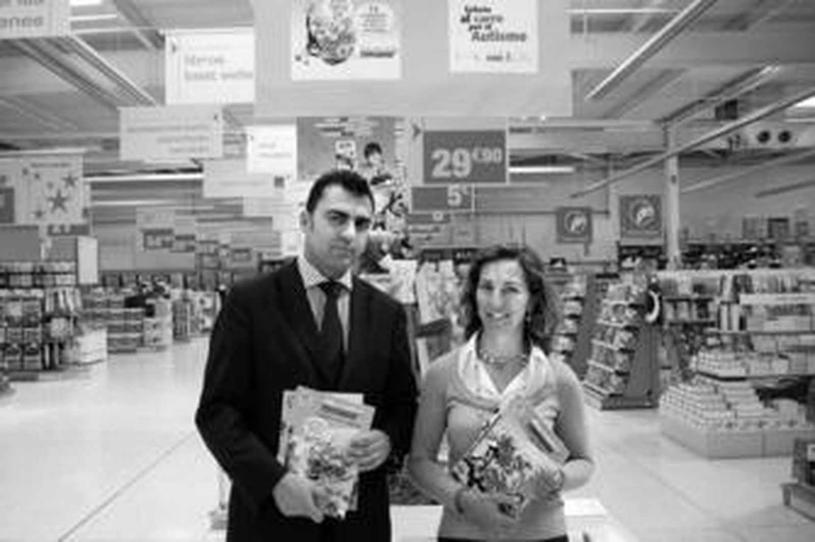 Mercedes Molina, presidenta de Autismo Sevilla y Autismo Andalucía, con el director de Carrefour de Camas, Carlos Arias.