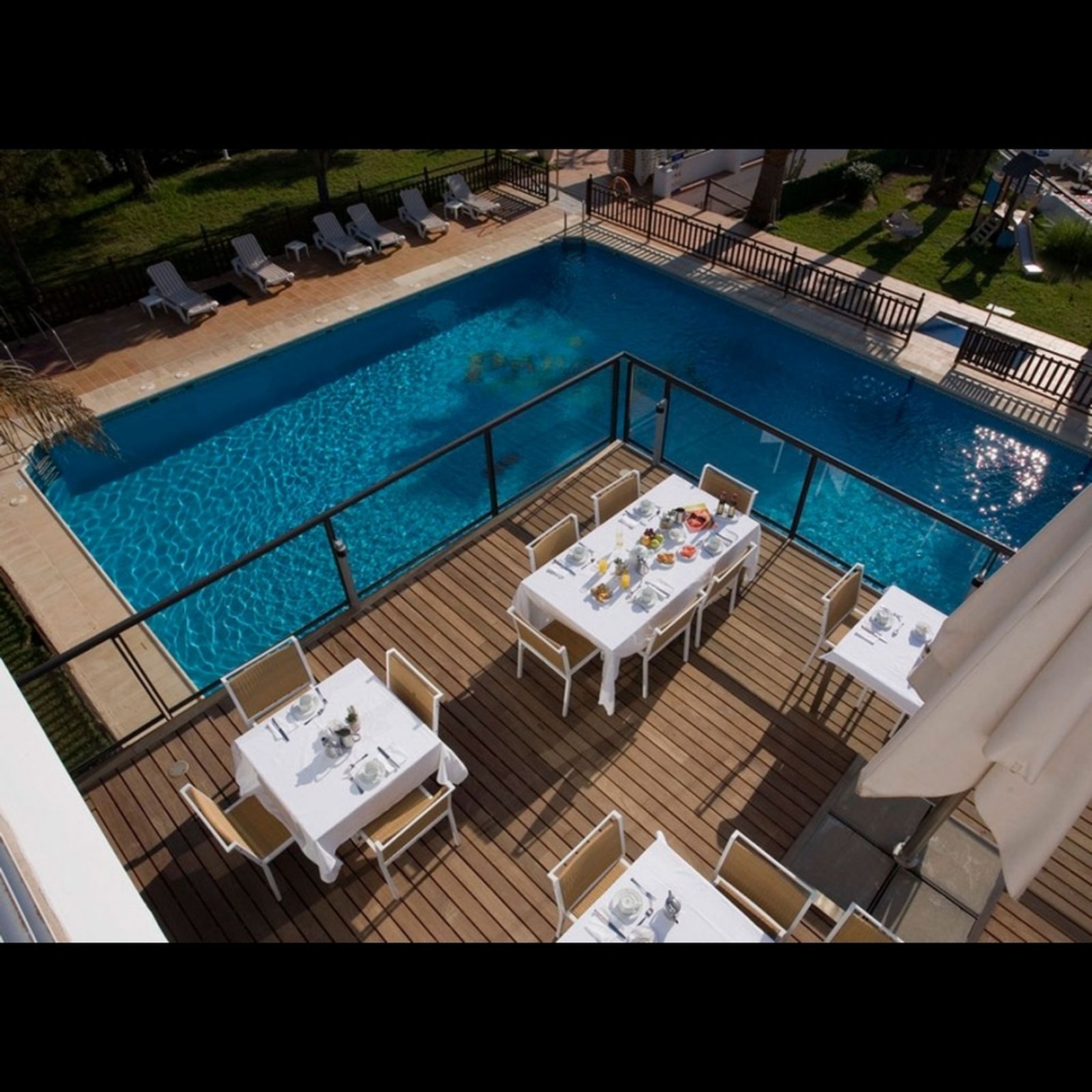 Terraza y piscina del Parador de Mojácar.