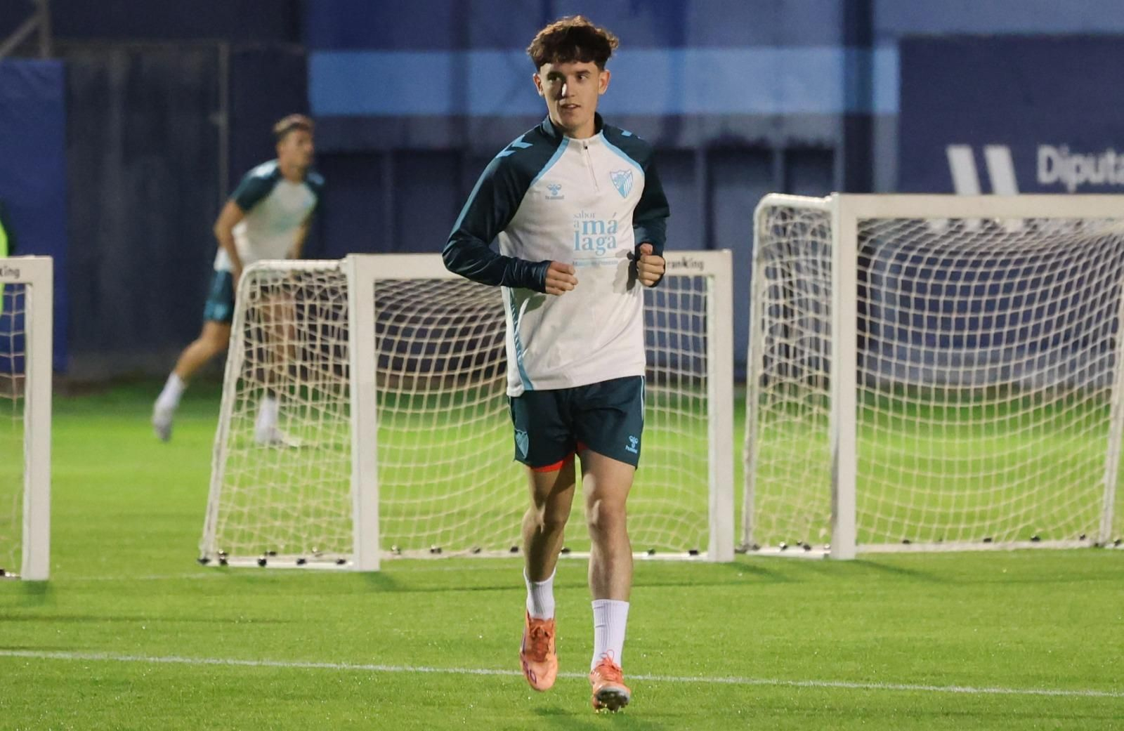 El Málaga CF prepara la cita de Copa ante el Estepona con los menos habituales apretando