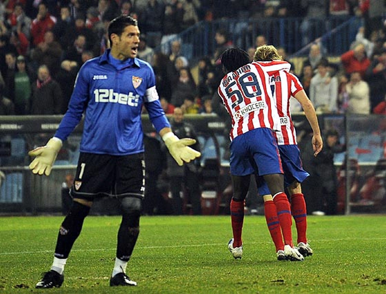 El Sevilla, que se adelantó en el marcador, salió derrotado del Calderón por un gol en propia puerta de Dragutinovic y otro de Antonio López en el 93.

Foto: Reuters / Afp Photo / Efe