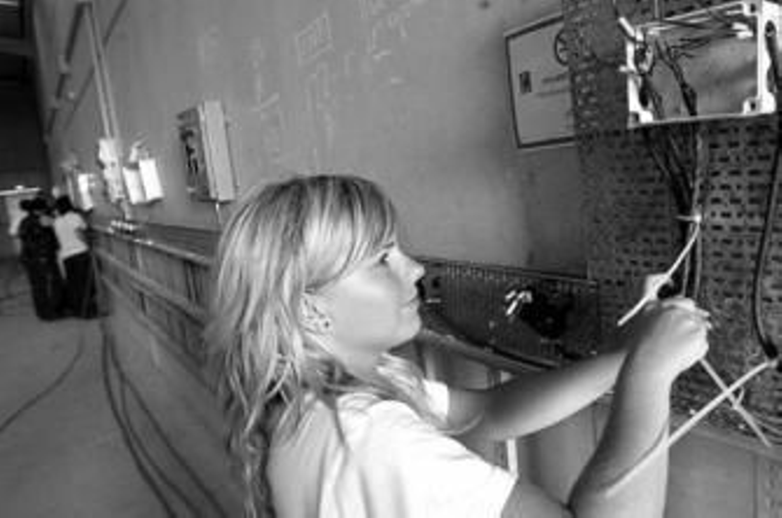 Una alumna realiza prácticas del curso de electricista naval.