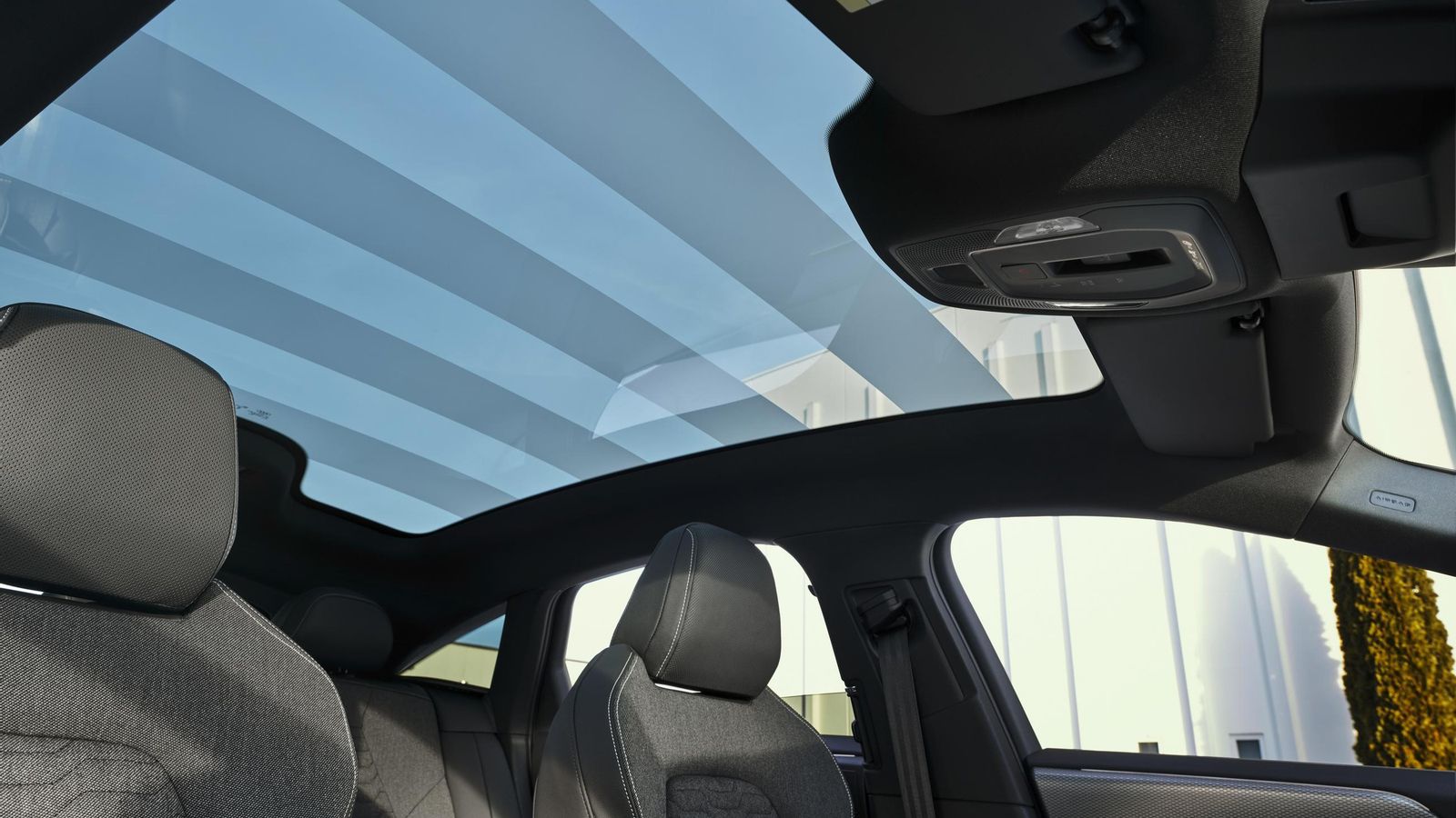 El techo panorámico electrocómico puede hacerse desde absolutamente traslúcido a opaco gracias. Es una de las opciones disponibles en este A6 e-tron.