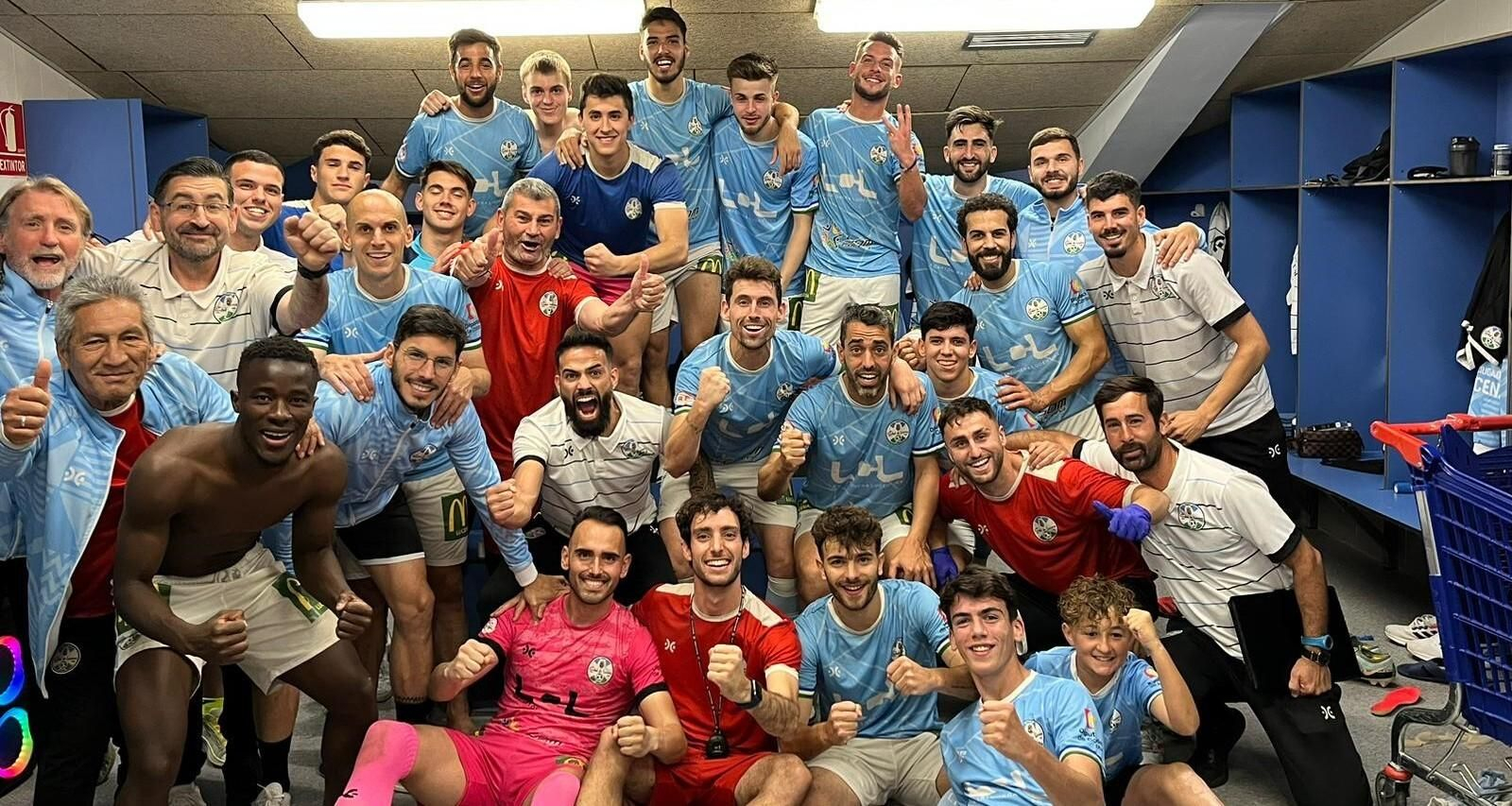 Los jugadores del Ciudad de Lucena celebran su victoria ante el Atlético Espeleño.