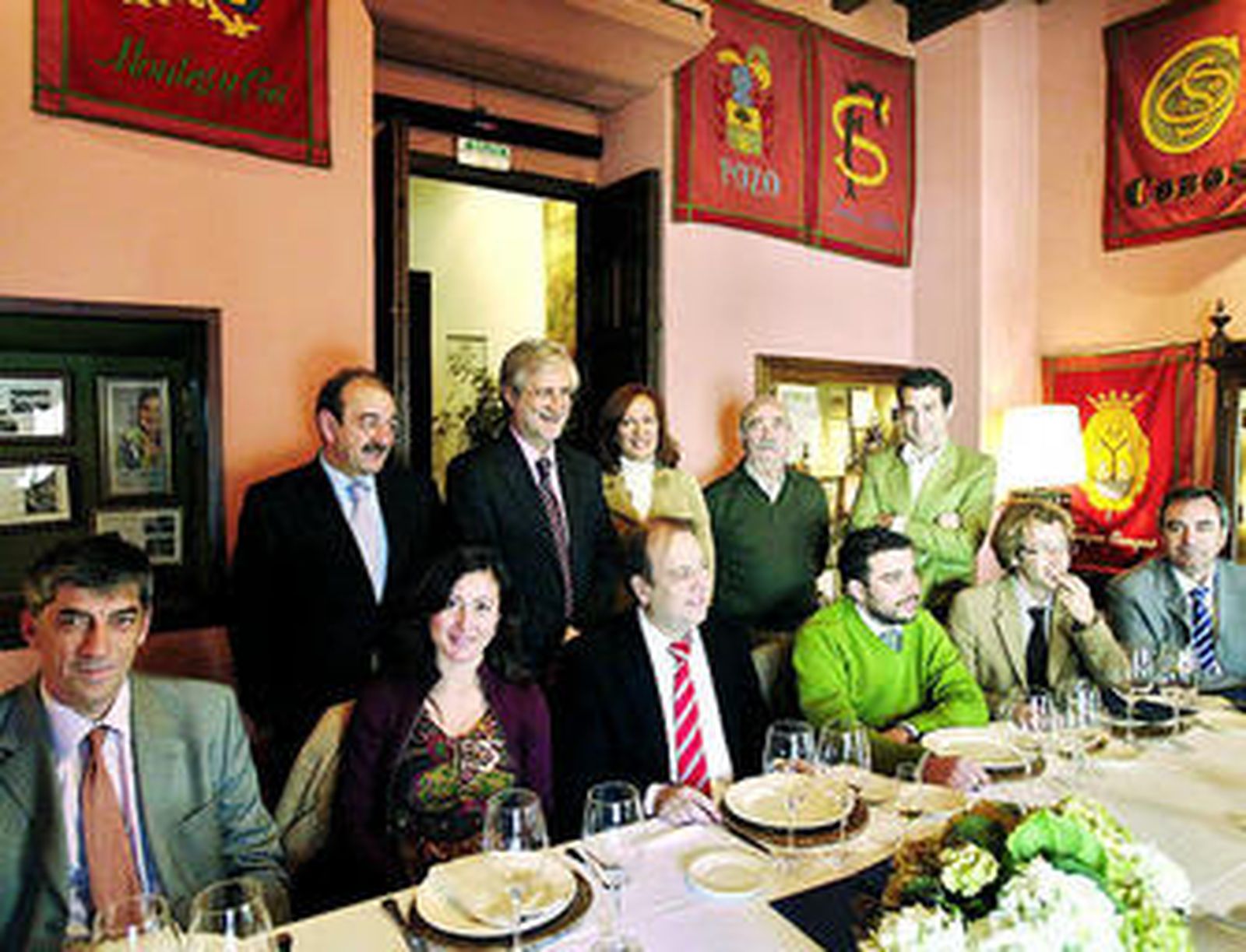Asistentes a la presentación del libro, ayer en Bodegas Campos.