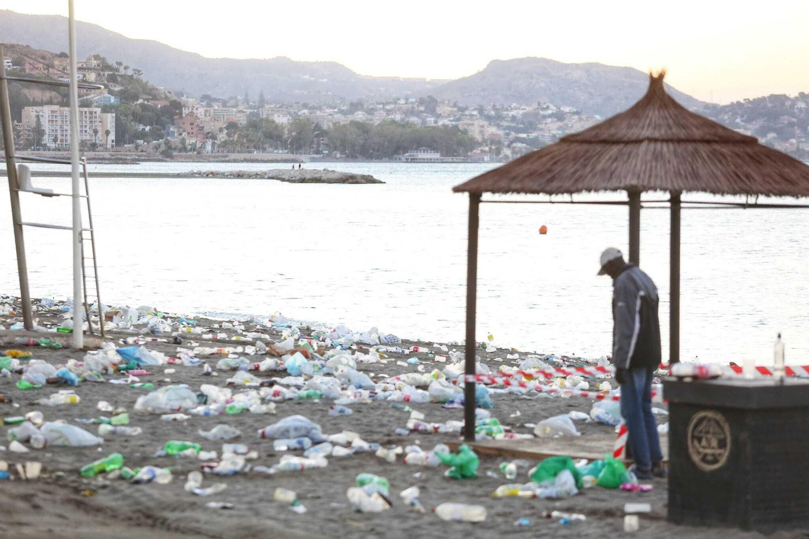 Así han amanecido las playas de Málaga tras la noche de San Juan