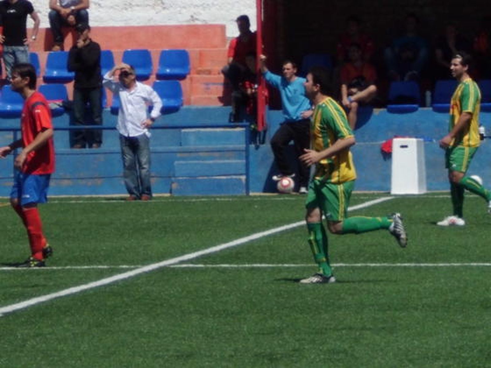 Los barreños, que enlazan cuatro jornadas sin perder, arrancan un punto en Peñarroya y aplazan el descenso al caer el Marinaleda./Fotos:Ernesto Mauris

Foto: Ernesto Mauris