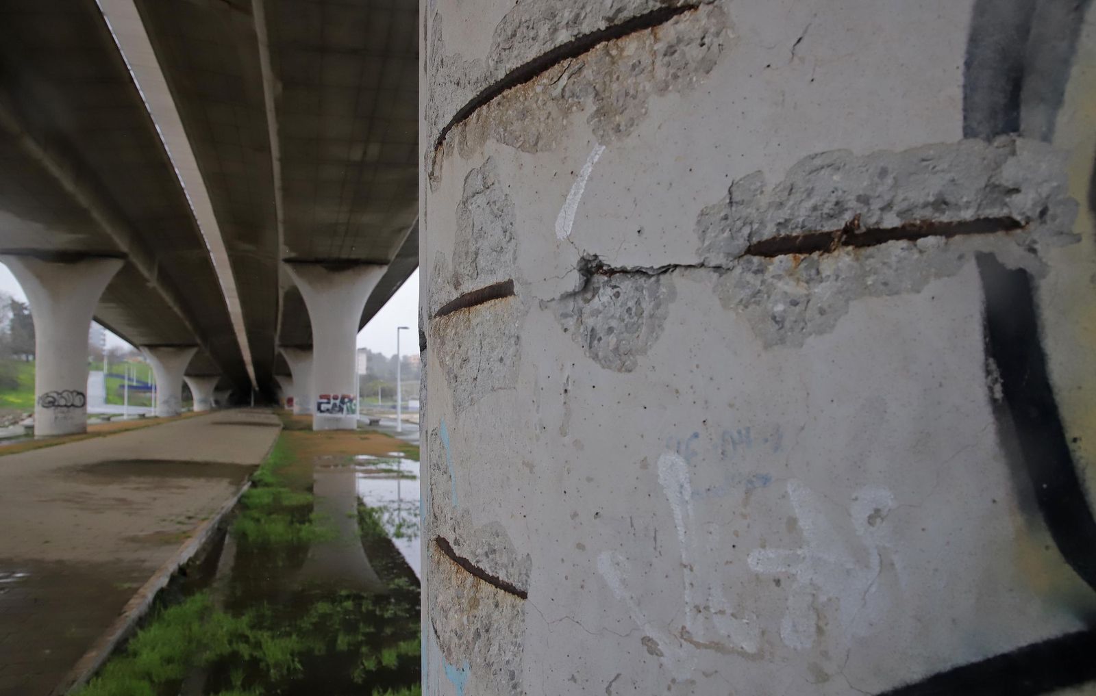 Las imágenes de los daños en el puente del Acceso Norte a Algeciras que encienden las alertas