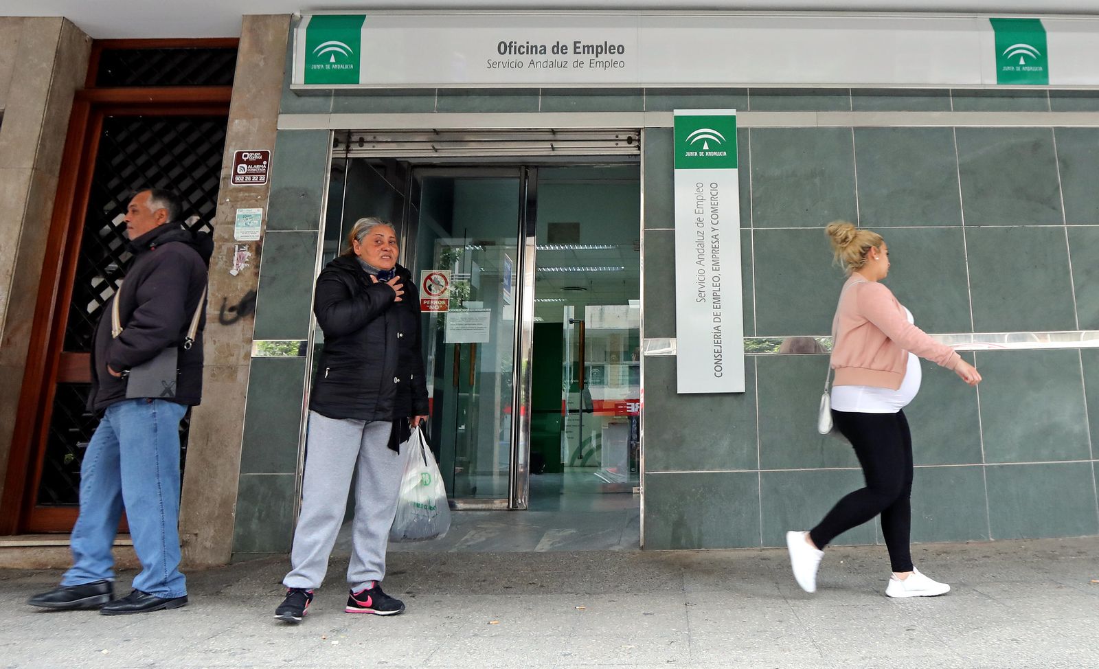 Ciudadanos esperan a la puerta de una oficina del Servicio Andaluz de Empleo de Jerez.