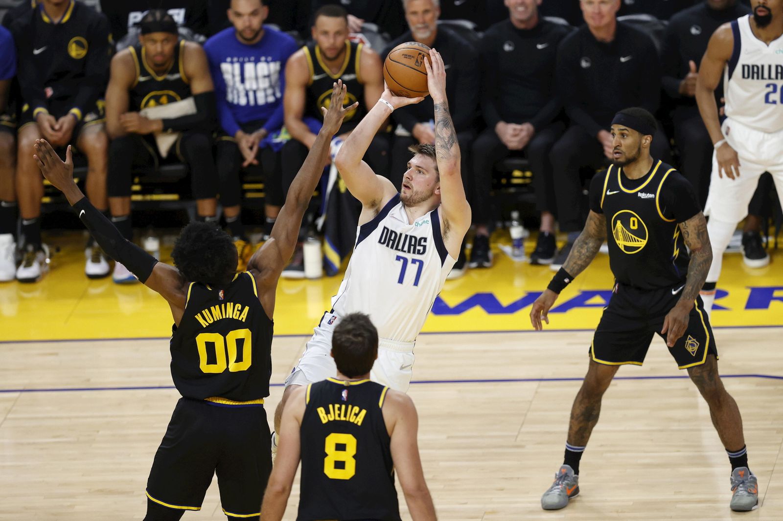 Doncic, tirando a canasta ante la defensa de Kuminga