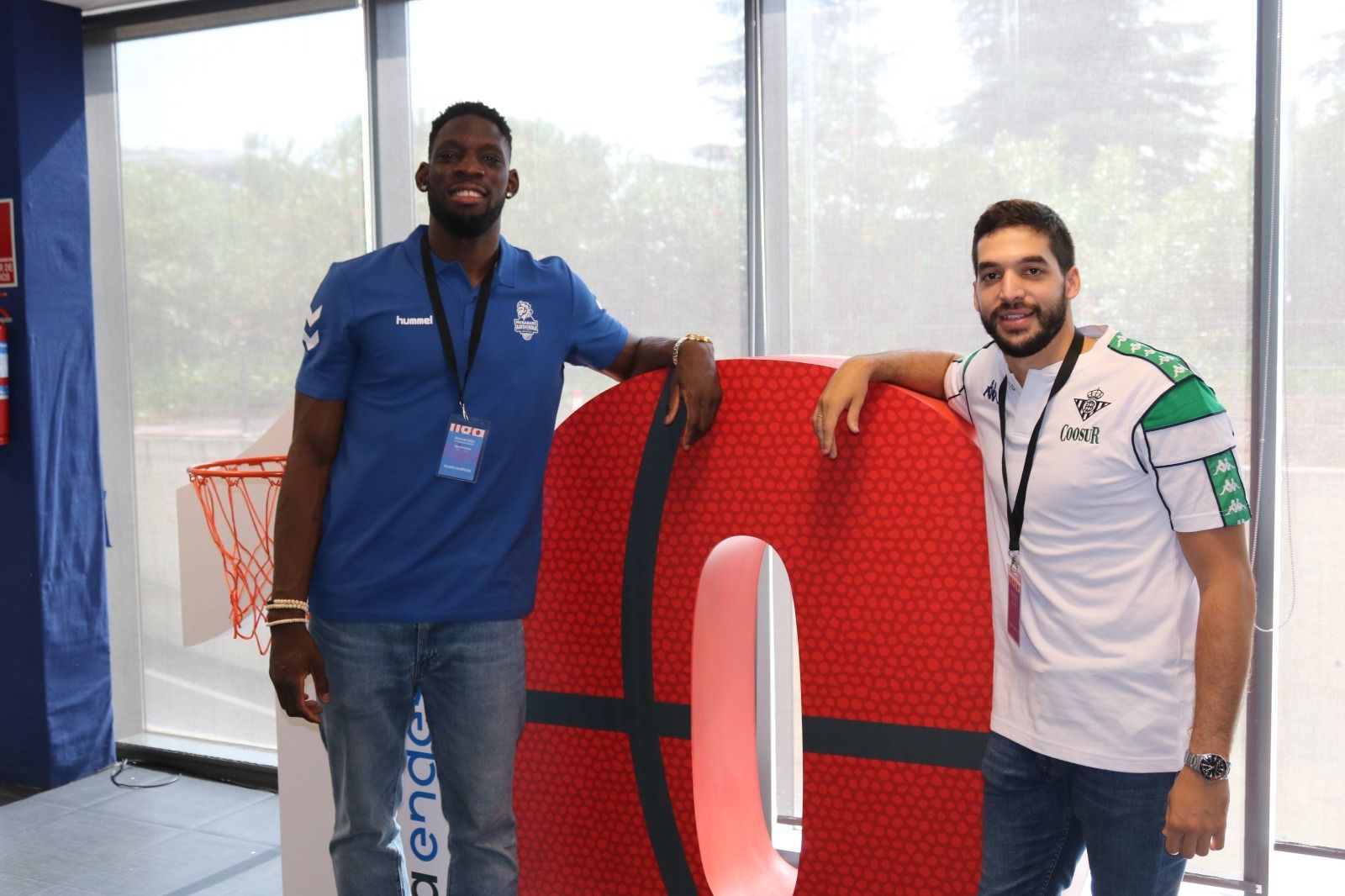 Pepe Pozas posa junto al ex bético Tunde en la sede de Endesa, durante la presentación de la temporada ACB.