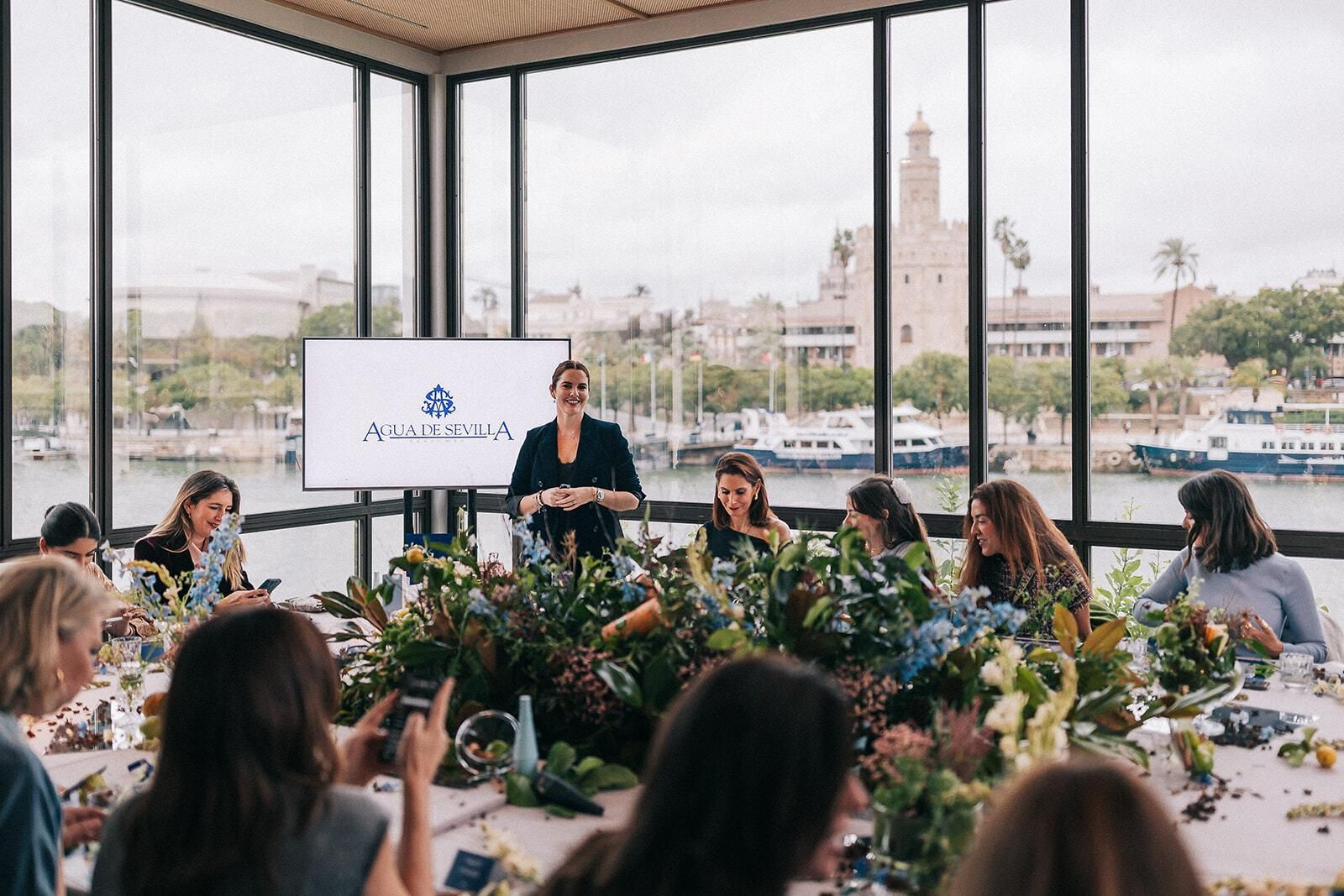 Un momento de la cata donde se presentó Triana, el nuevo perfume de Agua de Sevilla. Un momento de la cata donde se presentó Triana, el nuevo perfume de Agua de Sevilla.