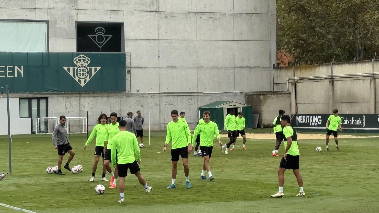 Los jugadores del Betis entrenan antes de viajar a El Sadar
