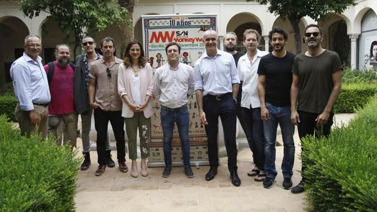 Tali Carreto, en el centro de la imagen, flanqueado por representantes de instituciones, empresas colaboradoras y músicos participantes.