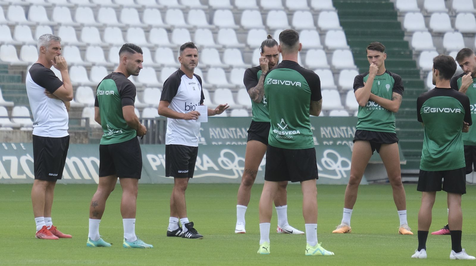 Iván Ania da órdenes a sus jugadores durante un entrenamiento.