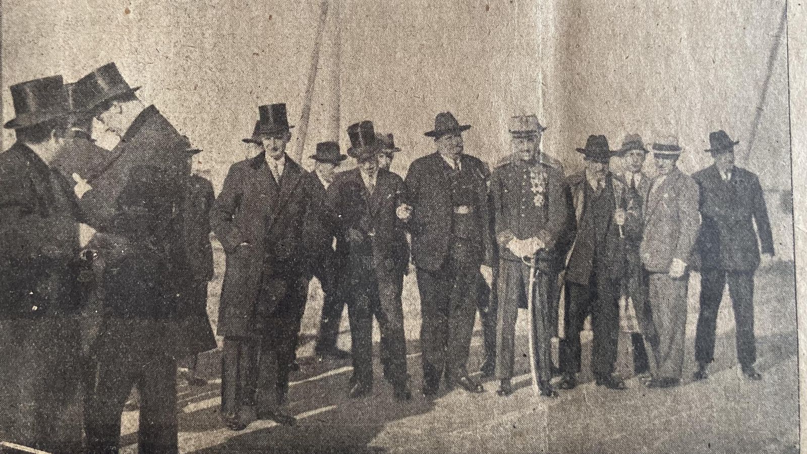 Concejales de Cádiz esperando al Rey en Rio Arillo